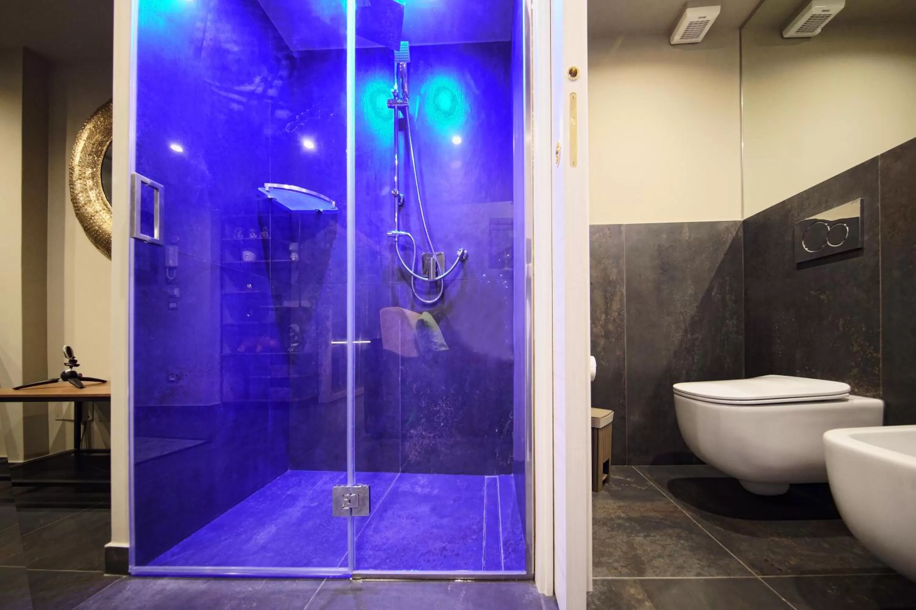 Bathroom in Home dentro il teatro