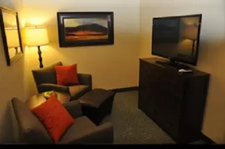 Bed, Seating Area in Little Missouri Inn & Suites Watford City