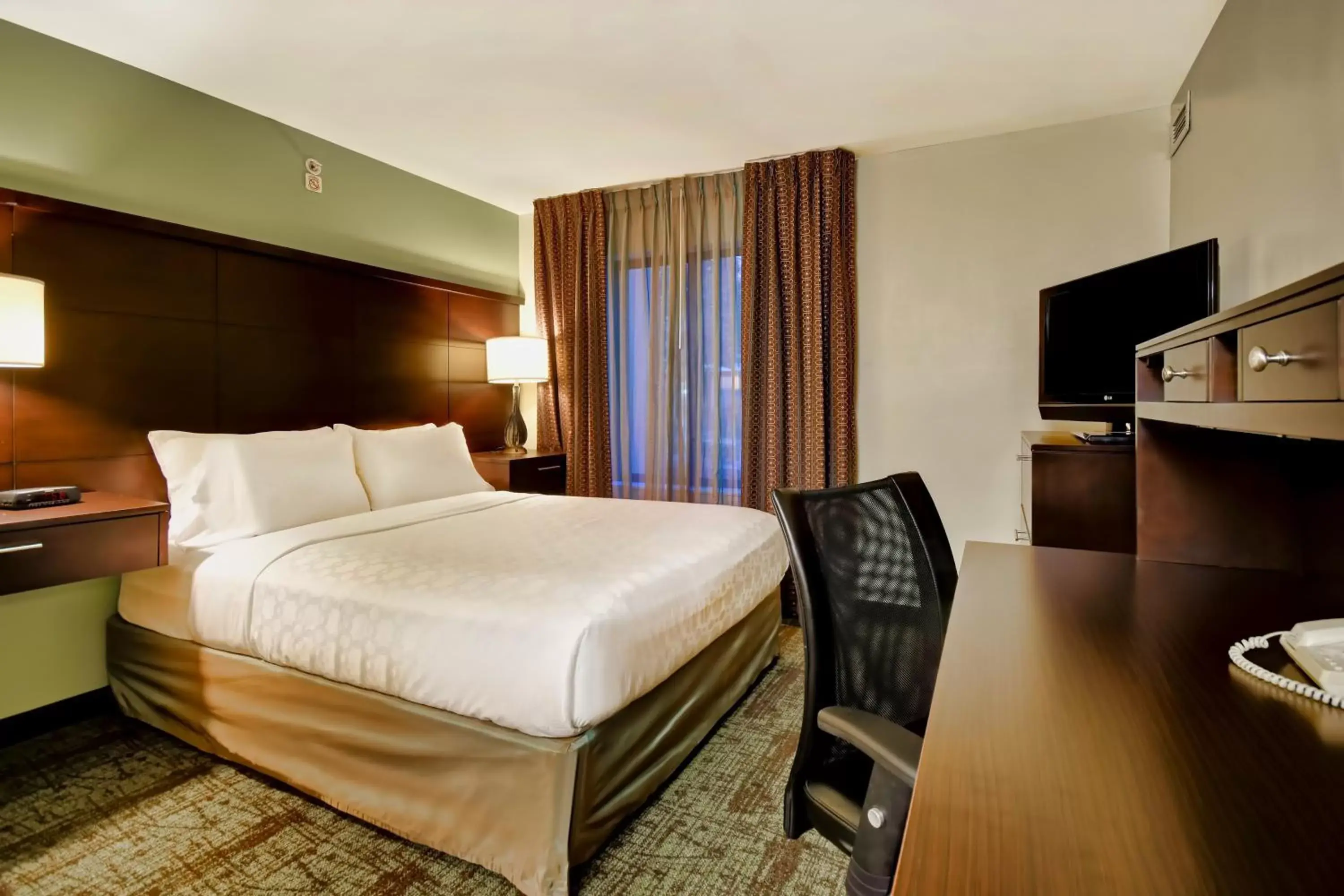 Photo of the whole room, Bed in Staybridge Suites Middleton/Madison-West, an IHG Hotel