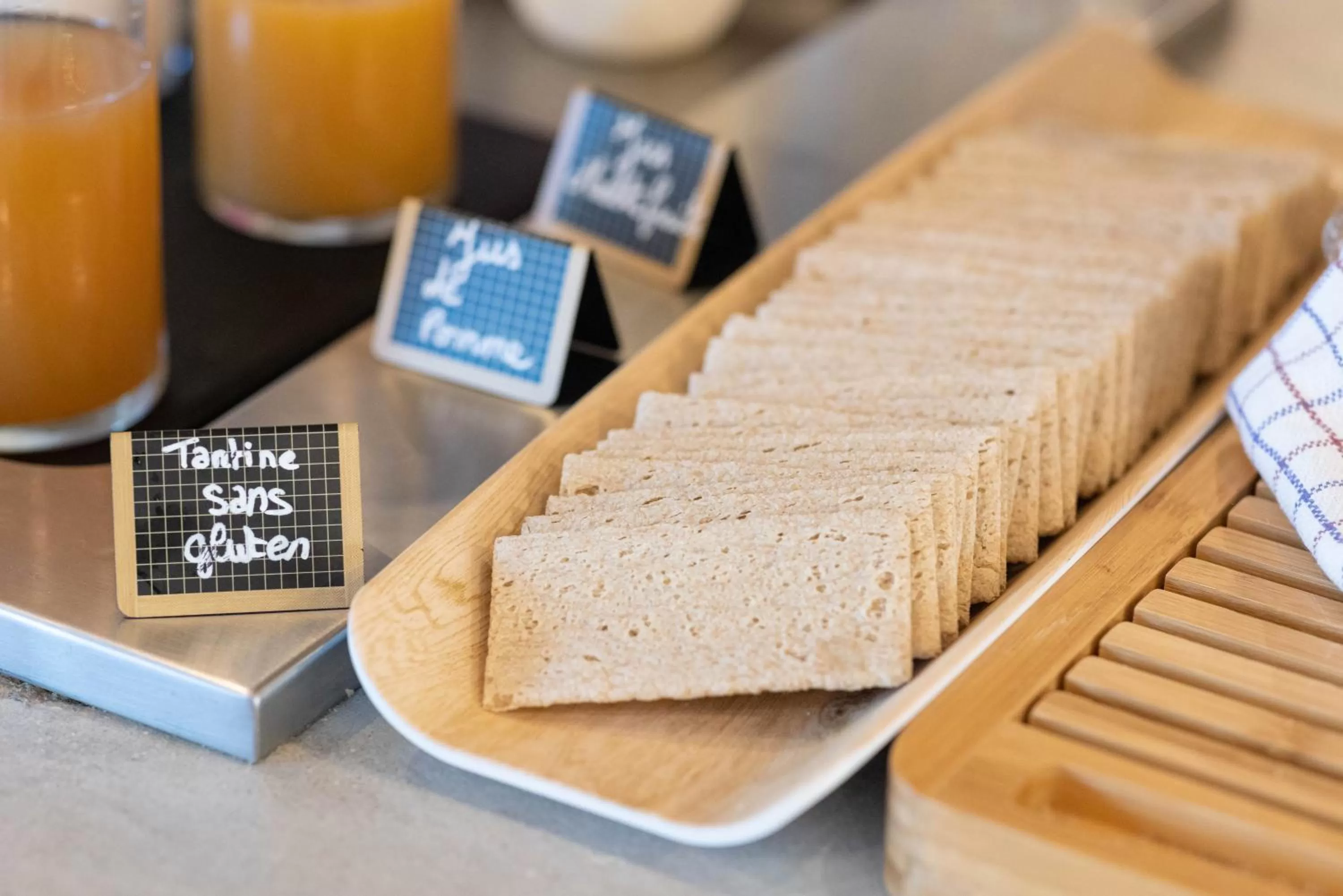 Food and drinks in greet Hotel La Rochelle Centre