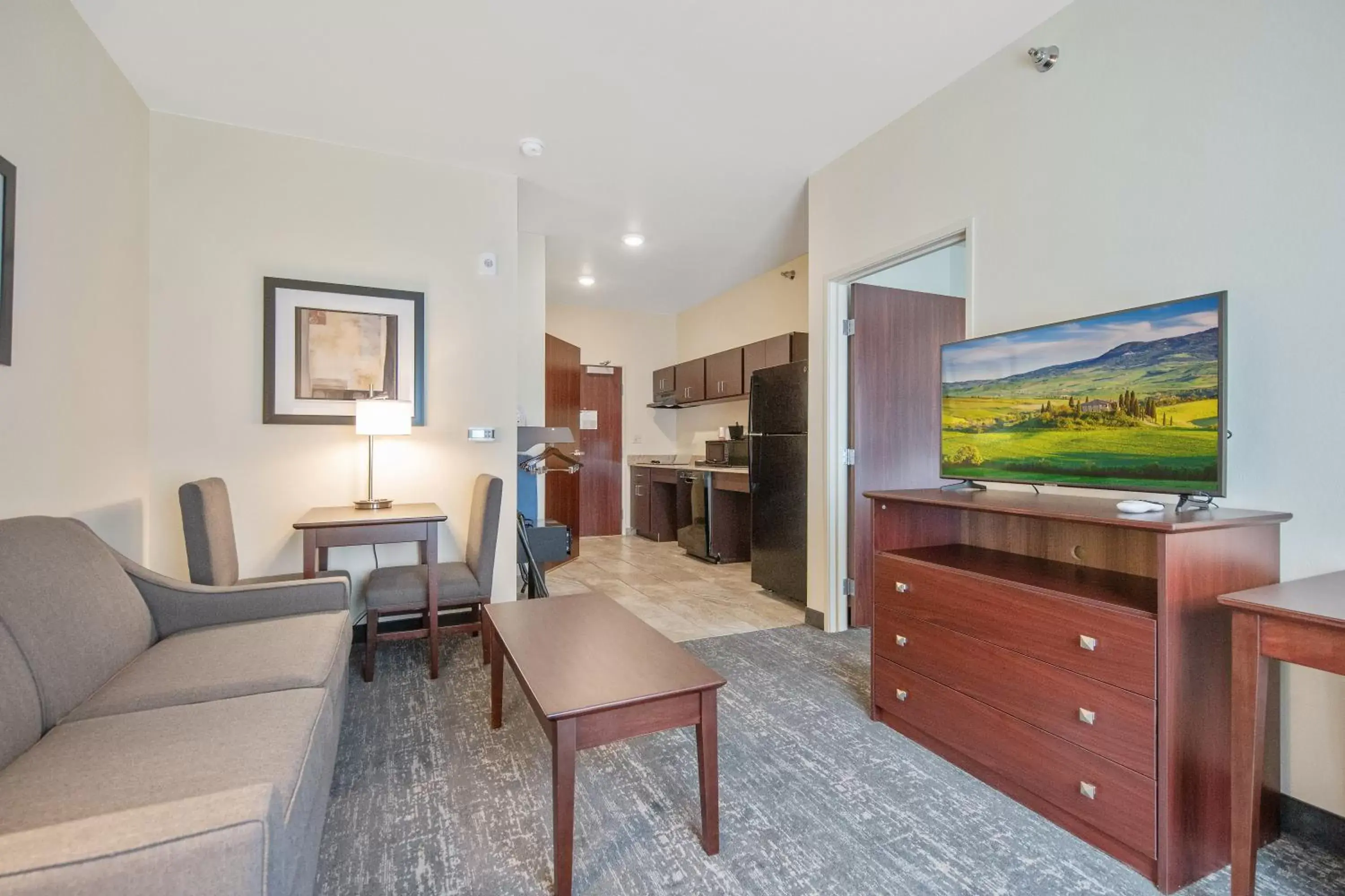 Kitchen or kitchenette, TV/Entertainment Center in Cobblestone Hotel & Suites - Austin