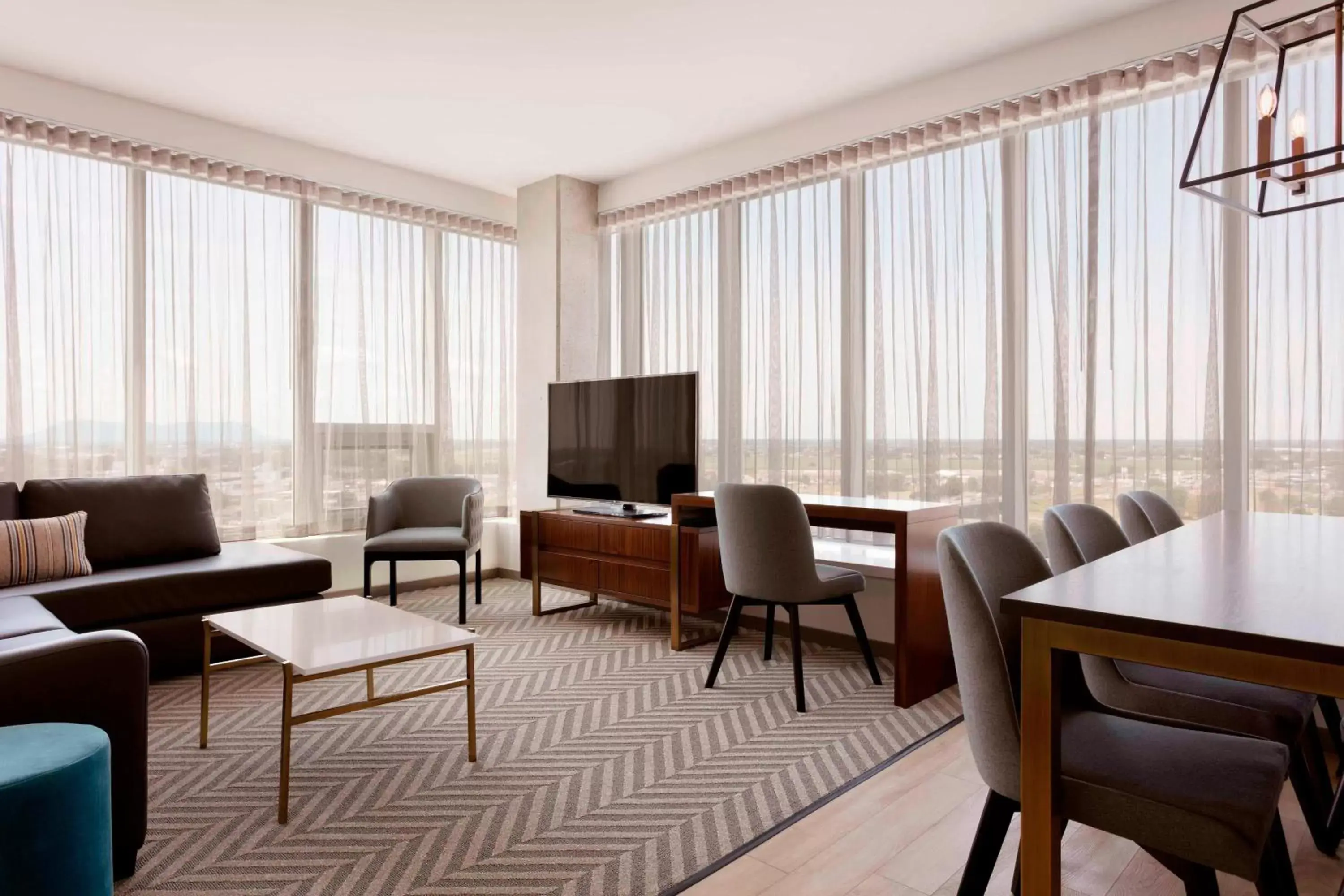 Living room, Seating Area in Sheraton Saint-Hyacinthe Hotel