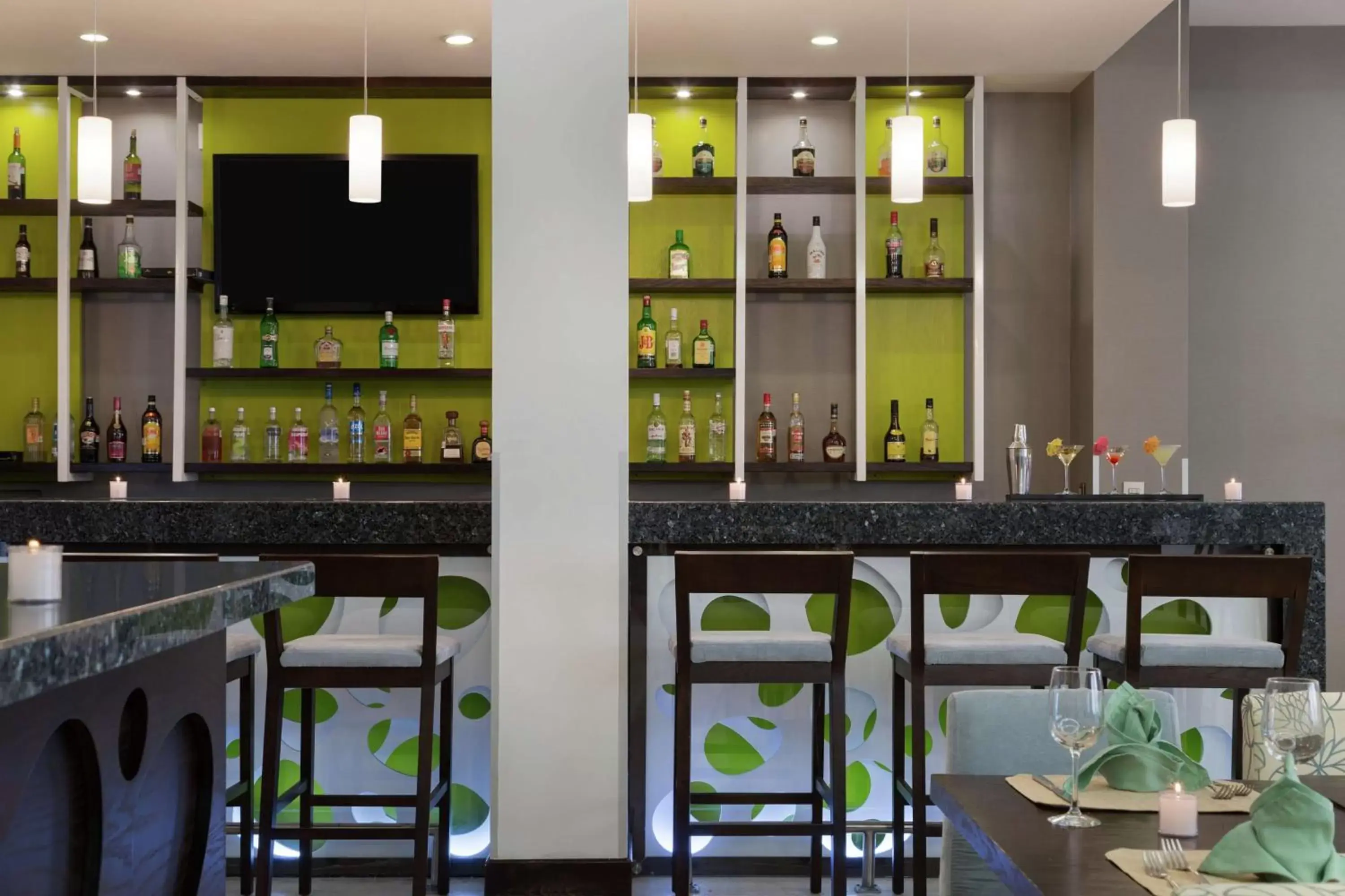 Lounge or bar, Restaurant/Places to Eat in Hilton Garden Inn Queretaro