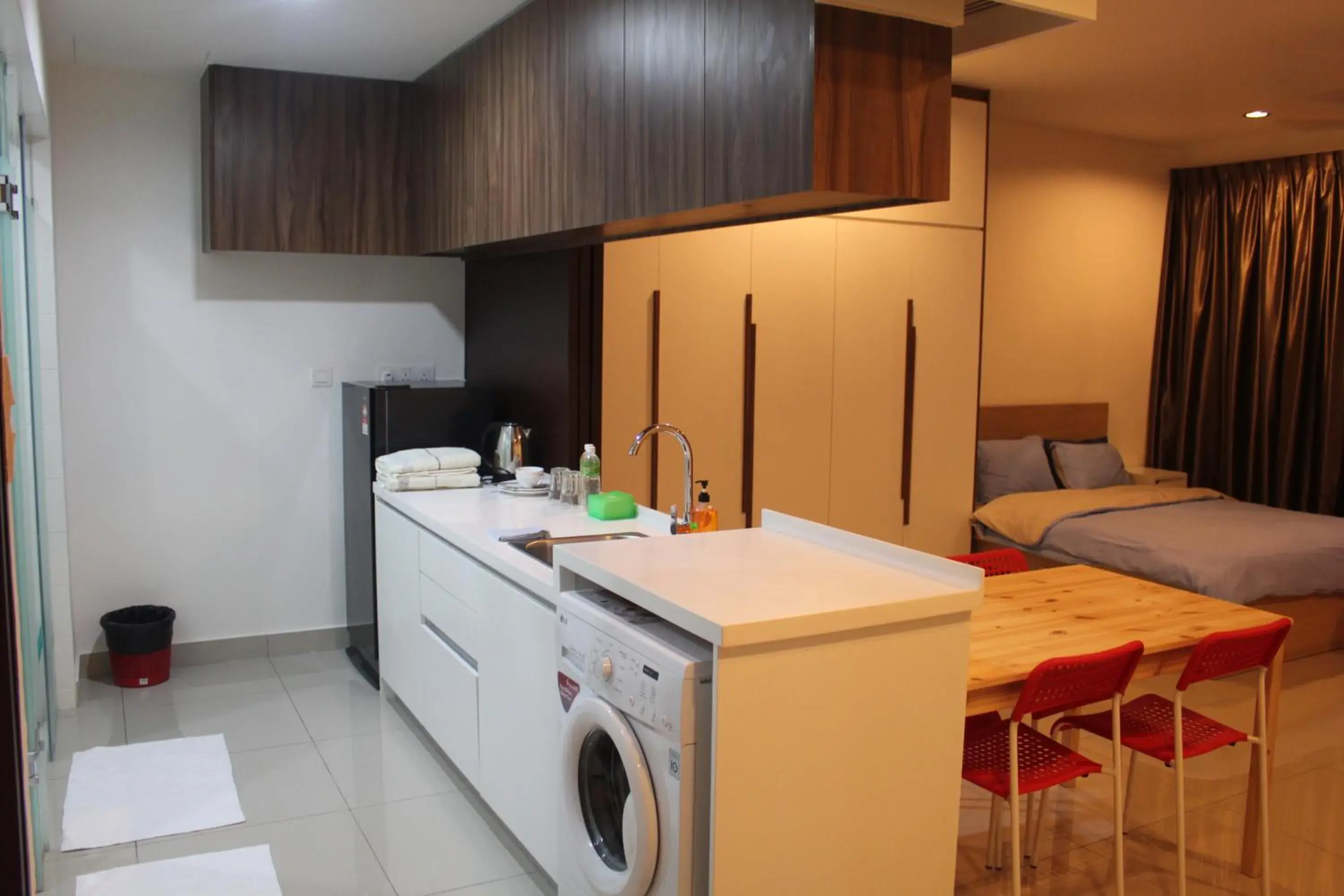 Kitchen/Kitchenette in De Houz @ Setia Alam Trefoil Homestay