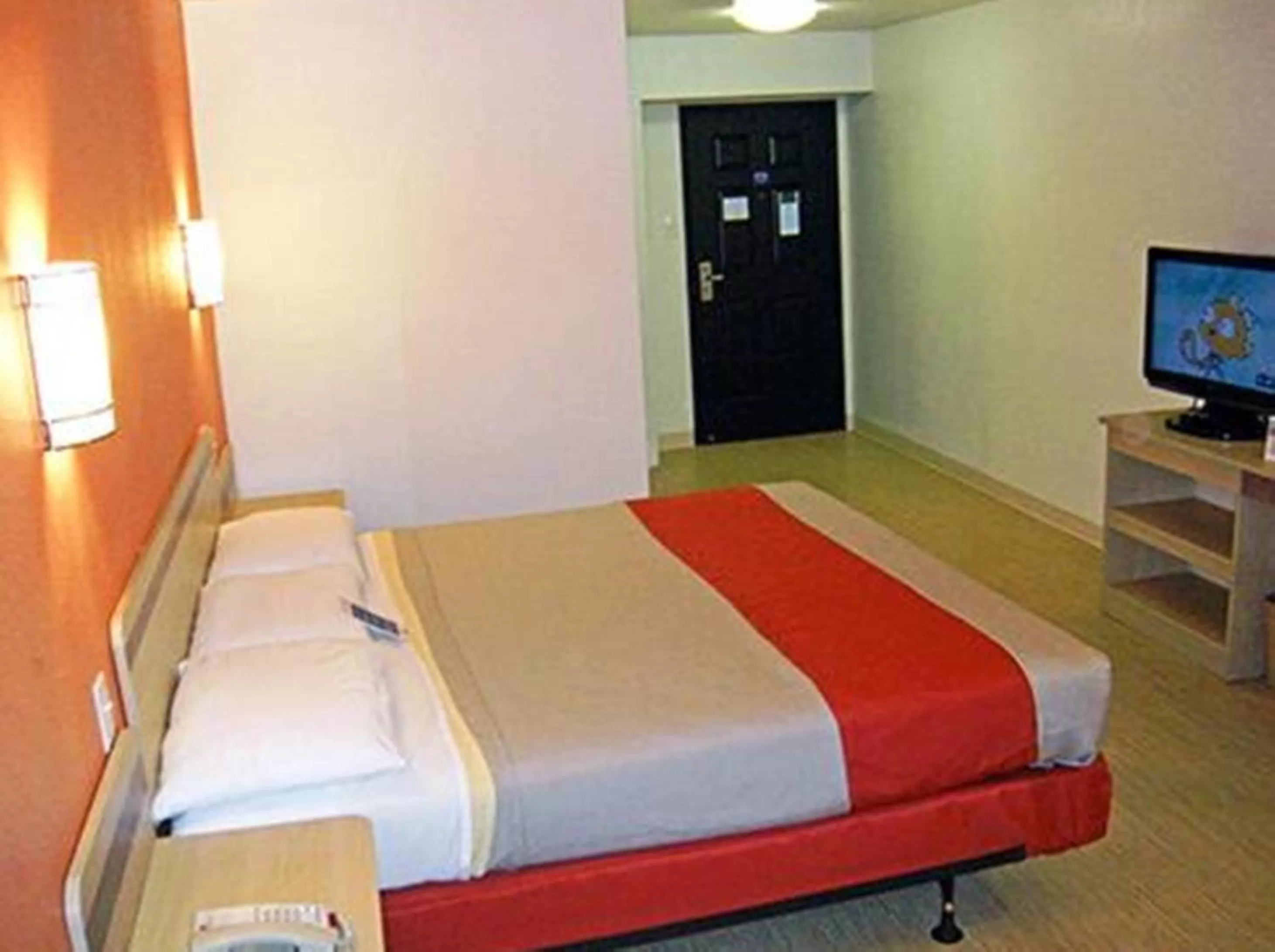 Bedroom, Bed in Motel 6-Pasadena, TX