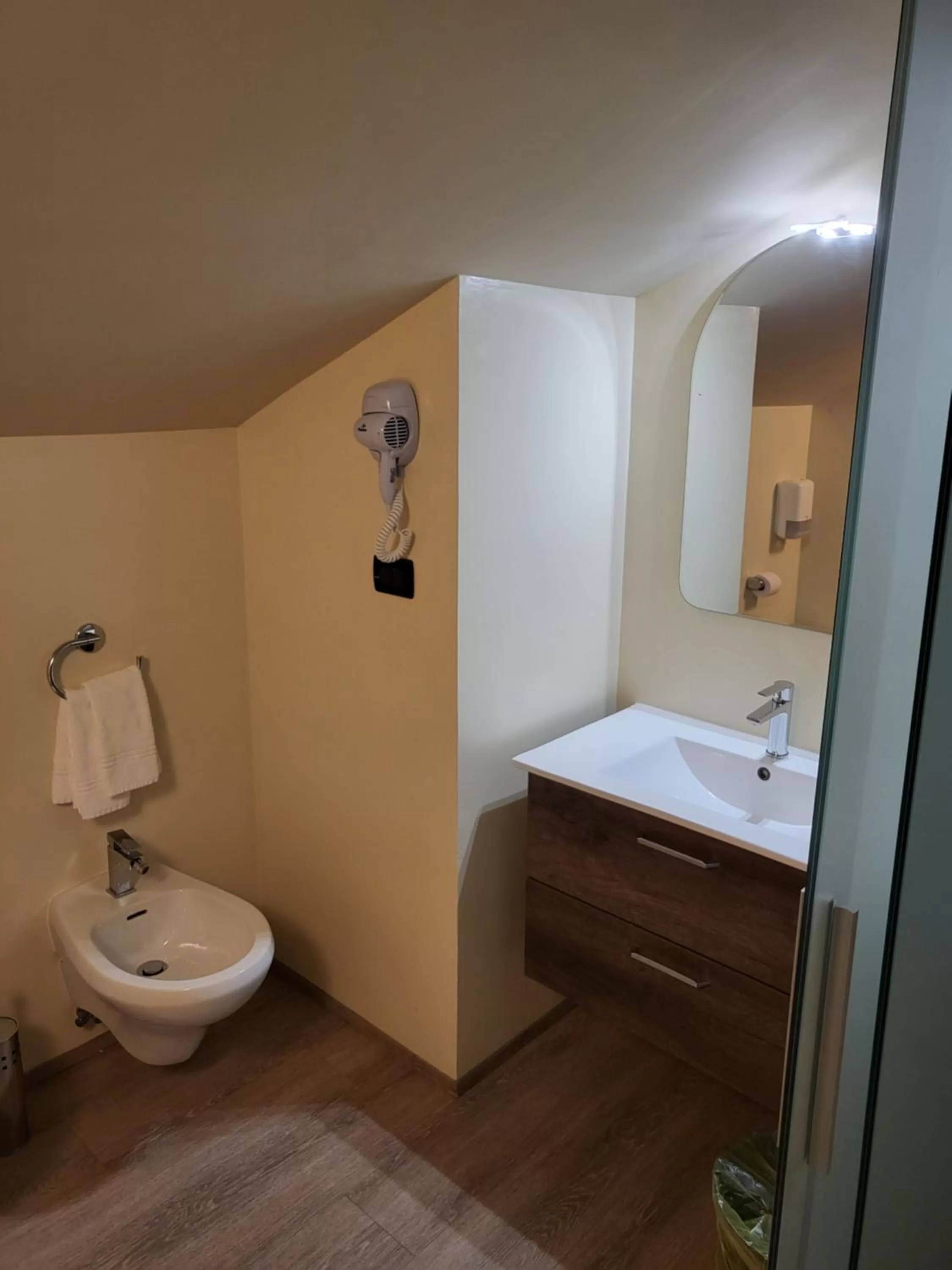 Bathroom, Bed in Hotel Miage