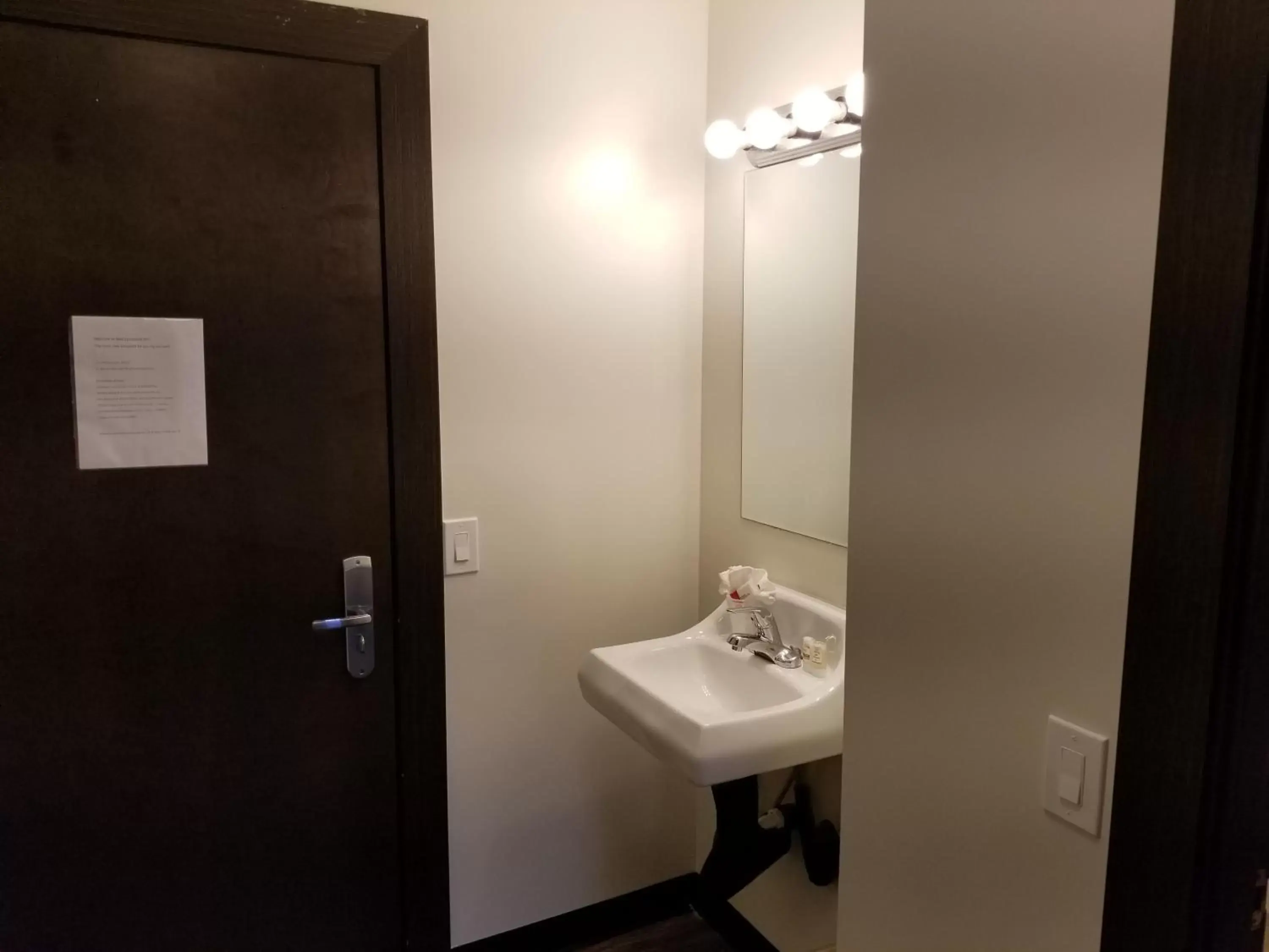 Bathroom in Best Lynnwood Inn
