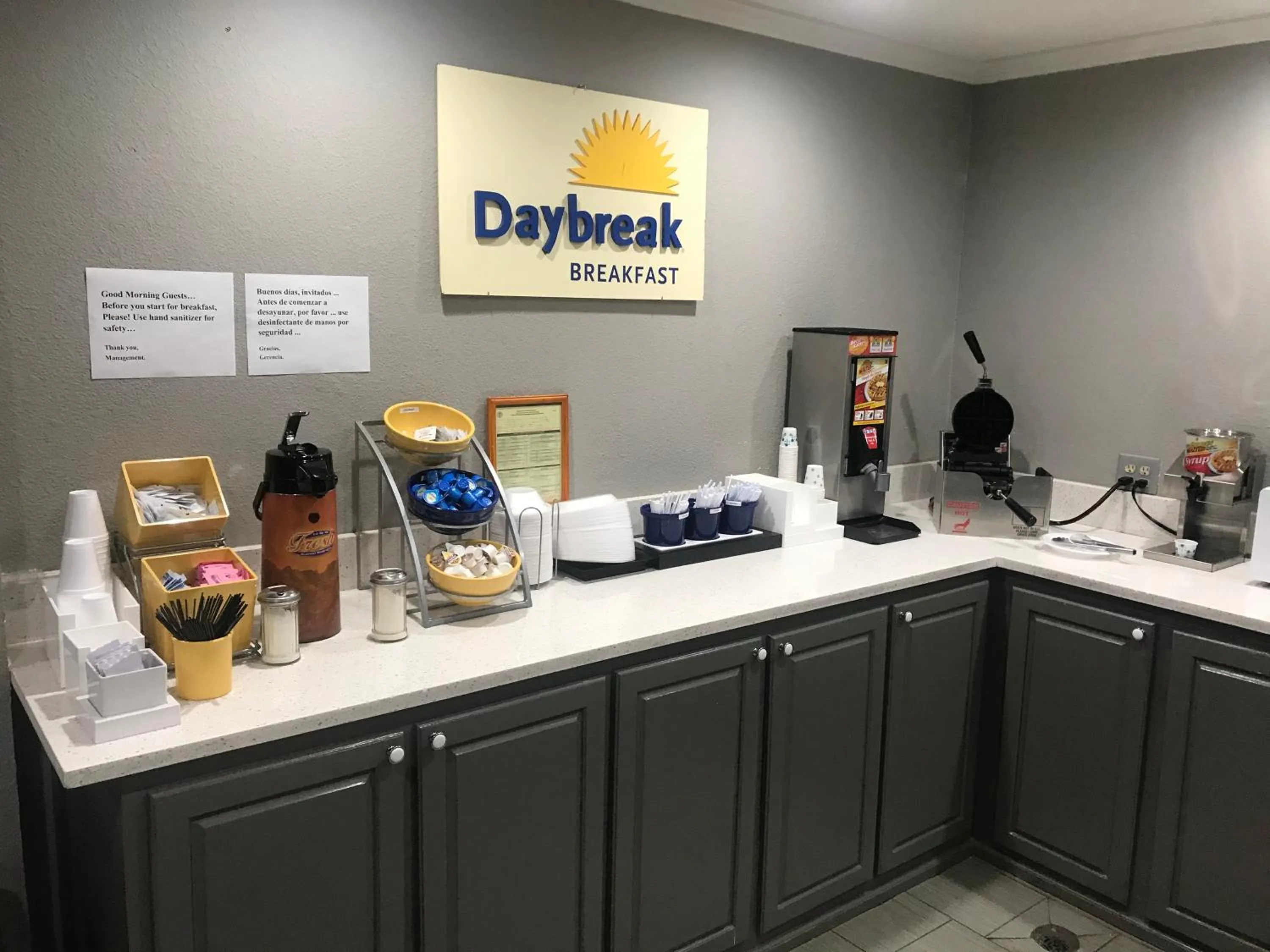 Breakfast, Kitchen/Kitchenette in Days Inn & Suites by Wyndham Collierville Germantown Area