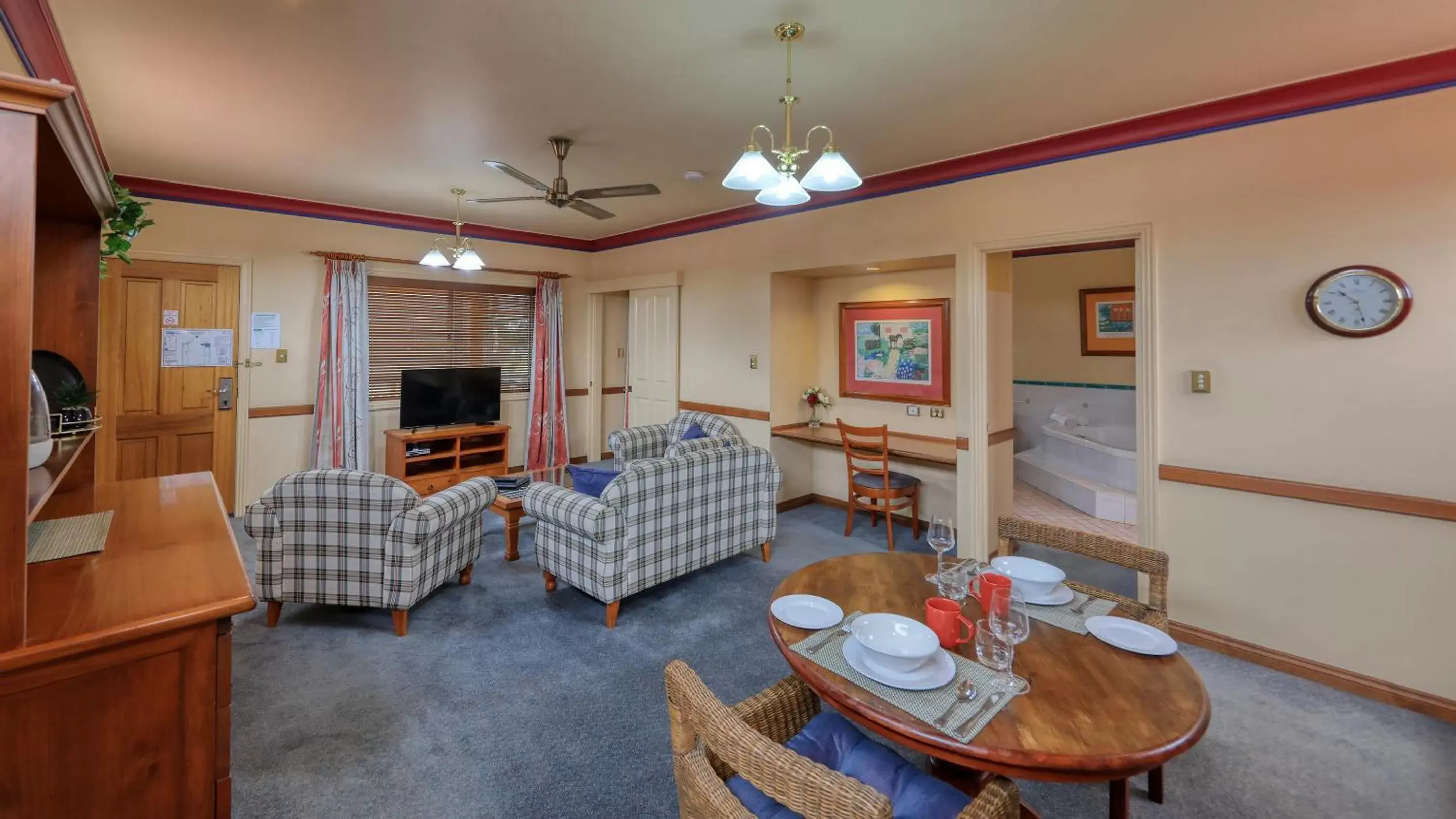 TV and multimedia, Dining Area in Dalby Homestead Motel