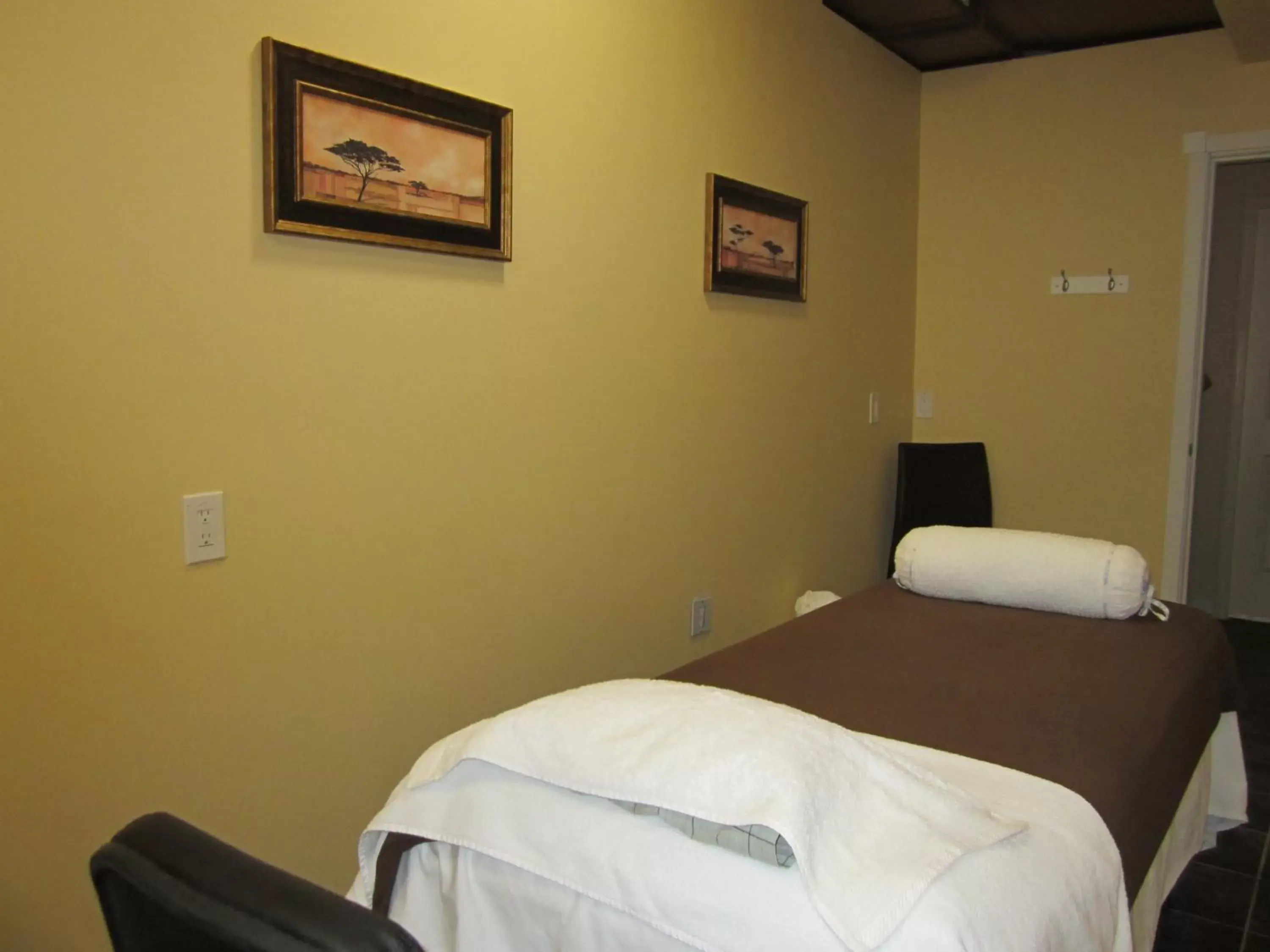 Spa and wellness centre/facilities, Bed in Super 8 by Wyndham West Kelowna BC