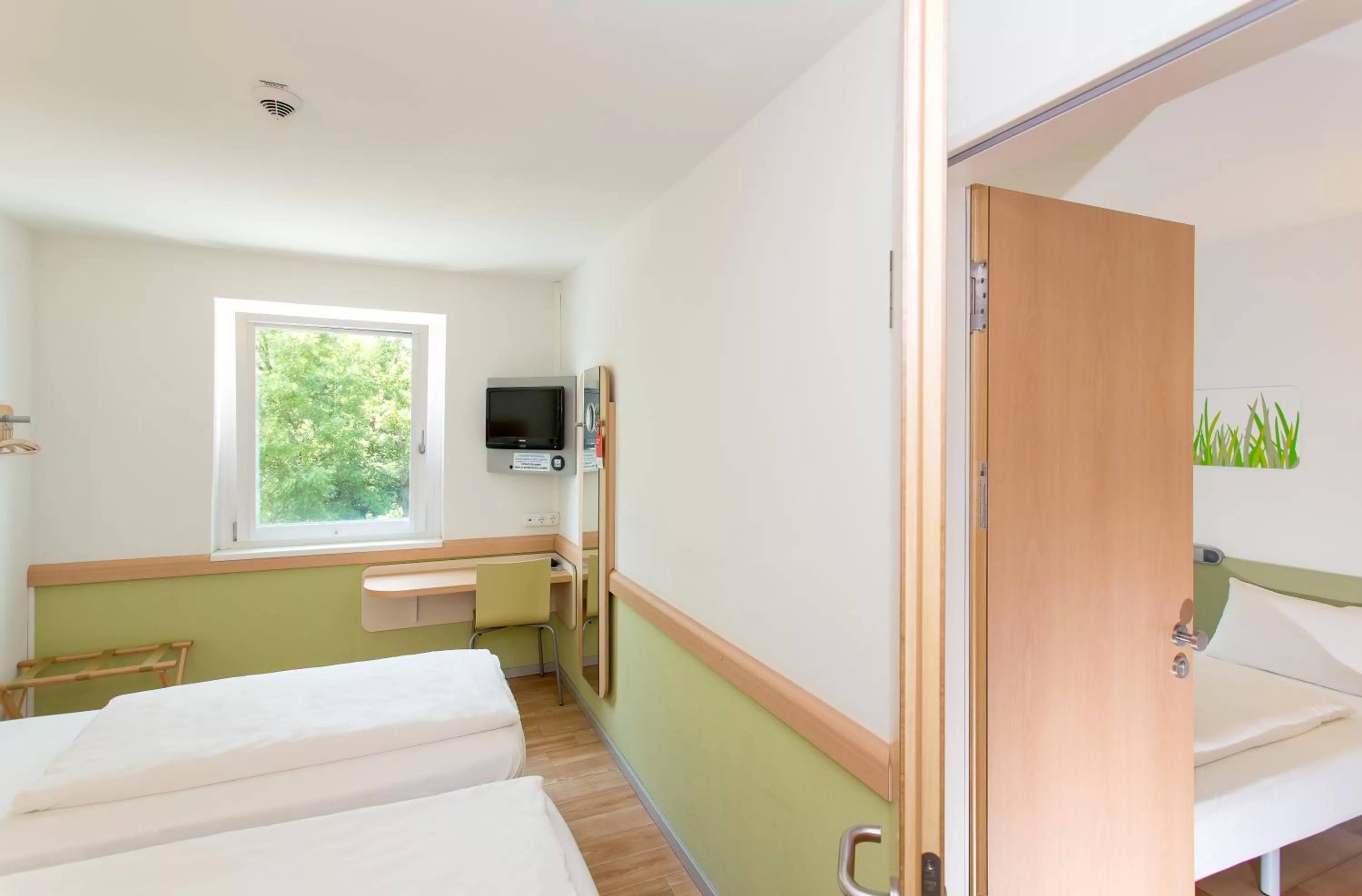 Photo of the whole room, Bed in ibis budget Augsburg City