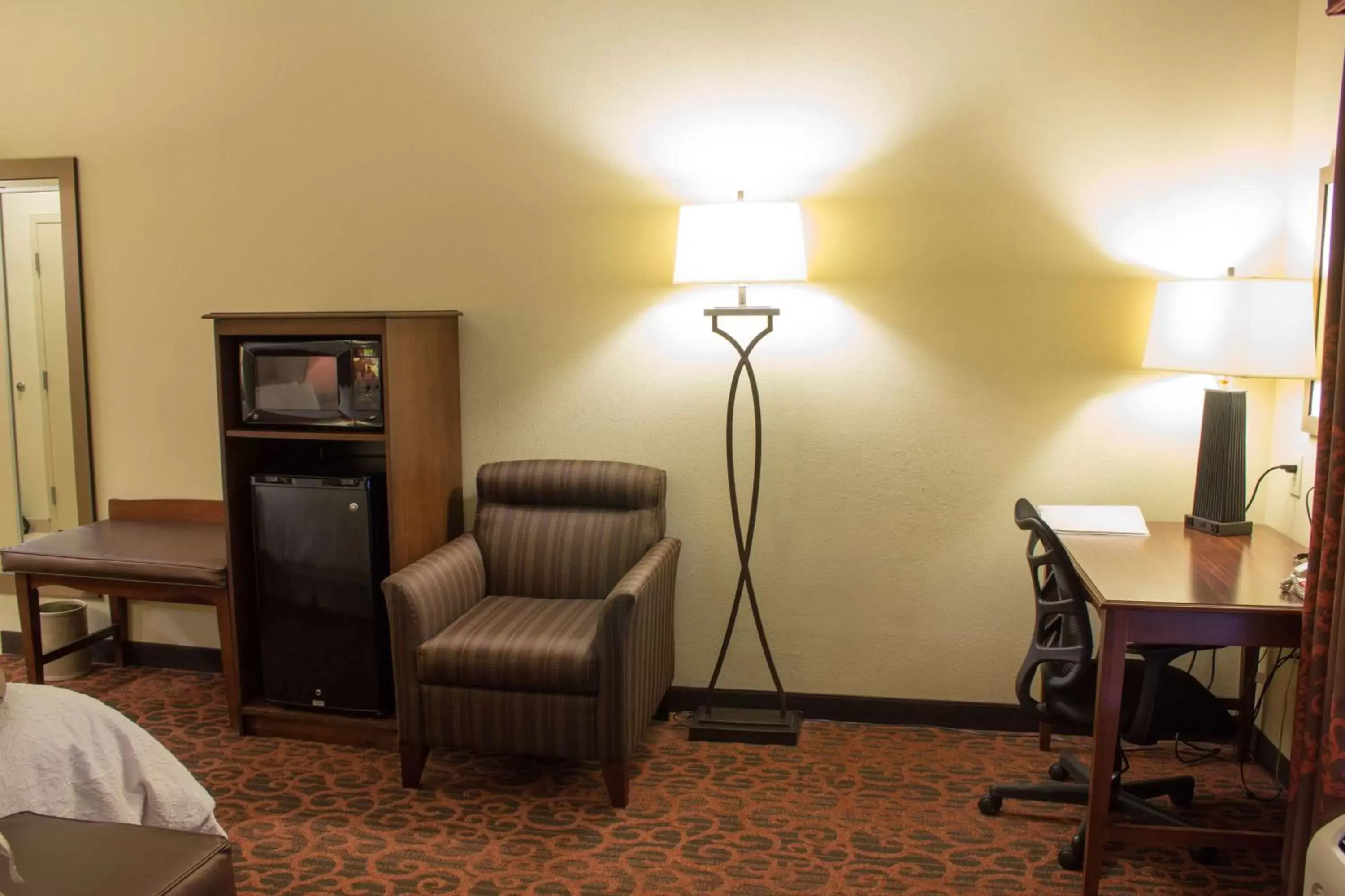 Bed, Seating Area in Hampton Inn Junction City