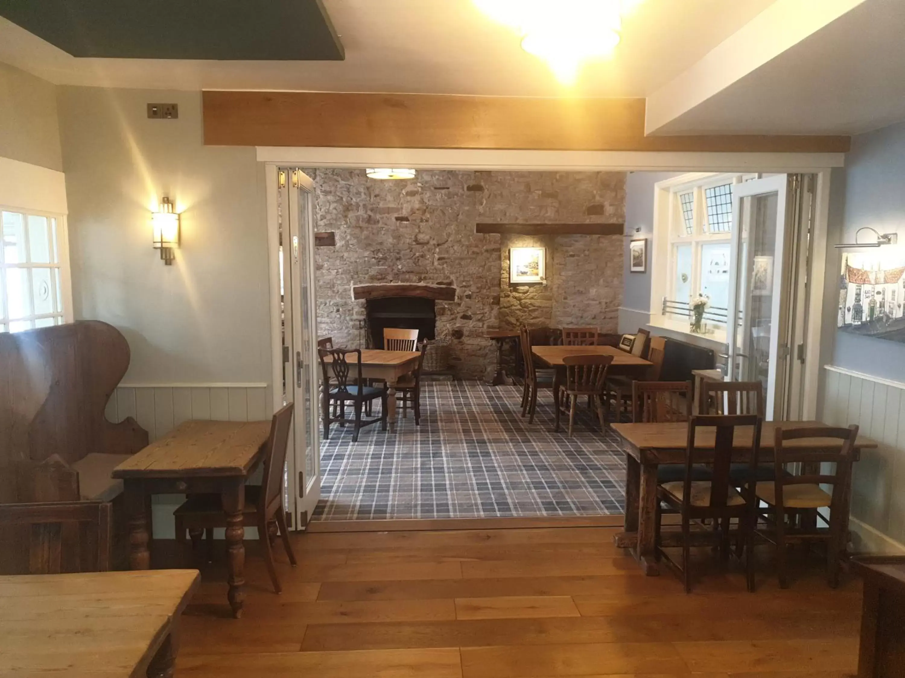 Lounge or bar, Restaurant/Places to Eat in The Black Swan Inn