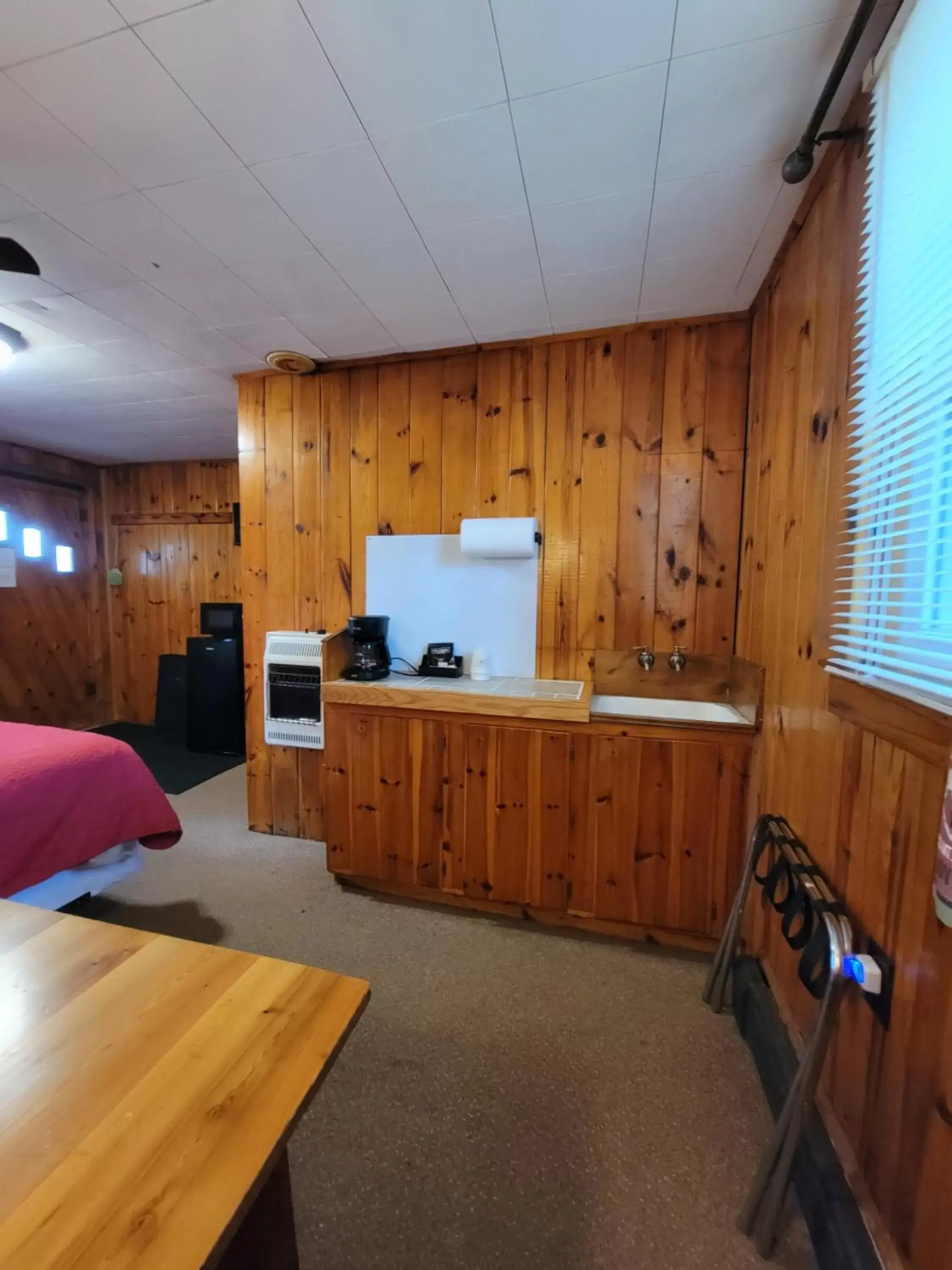 Coffee/tea facilities, Kitchen/Kitchenette in Two Rivers Motel and Cabins