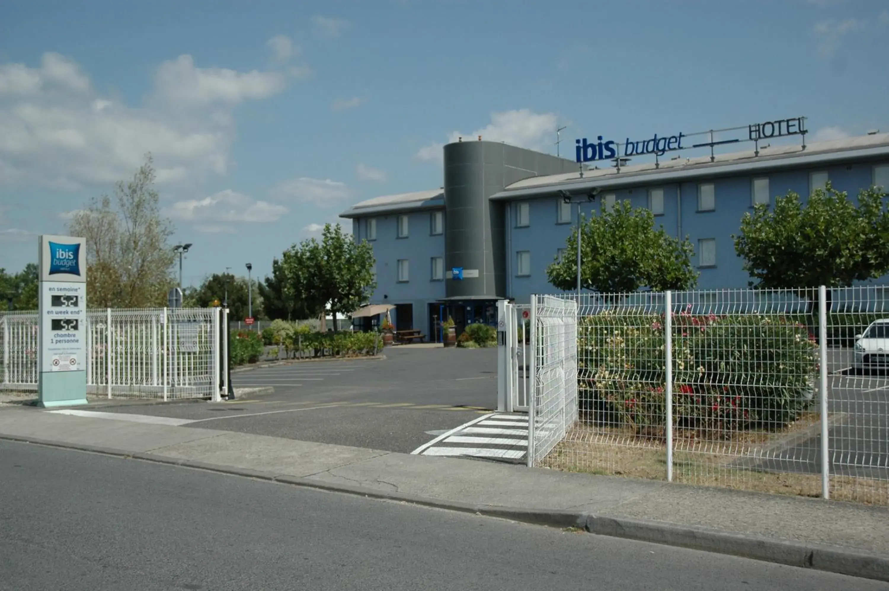 Property building, Facade/Entrance in ibis budget Libourne