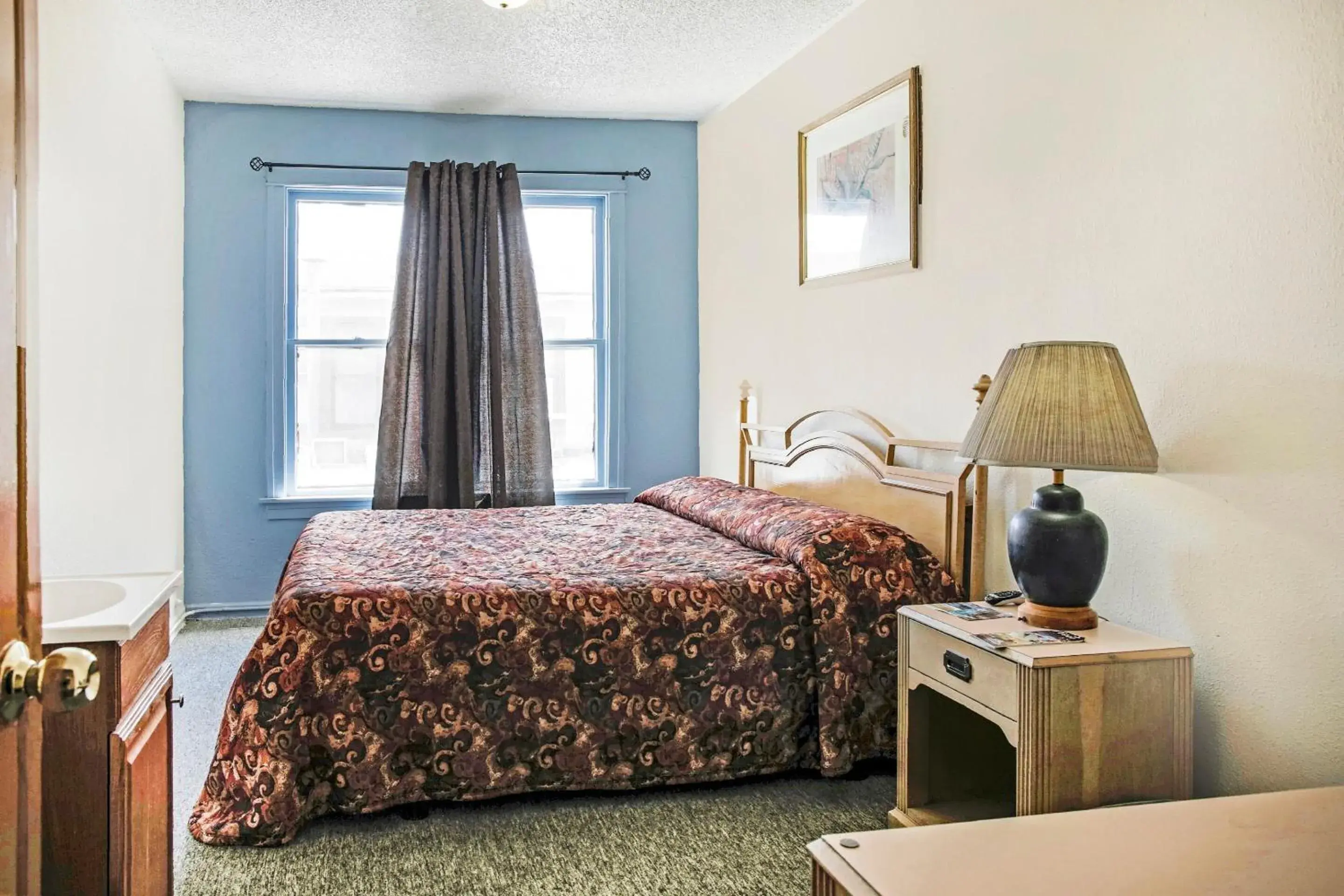 Bedroom, Bed in OYO Cameron Historic Hotel Brownsville I-69E