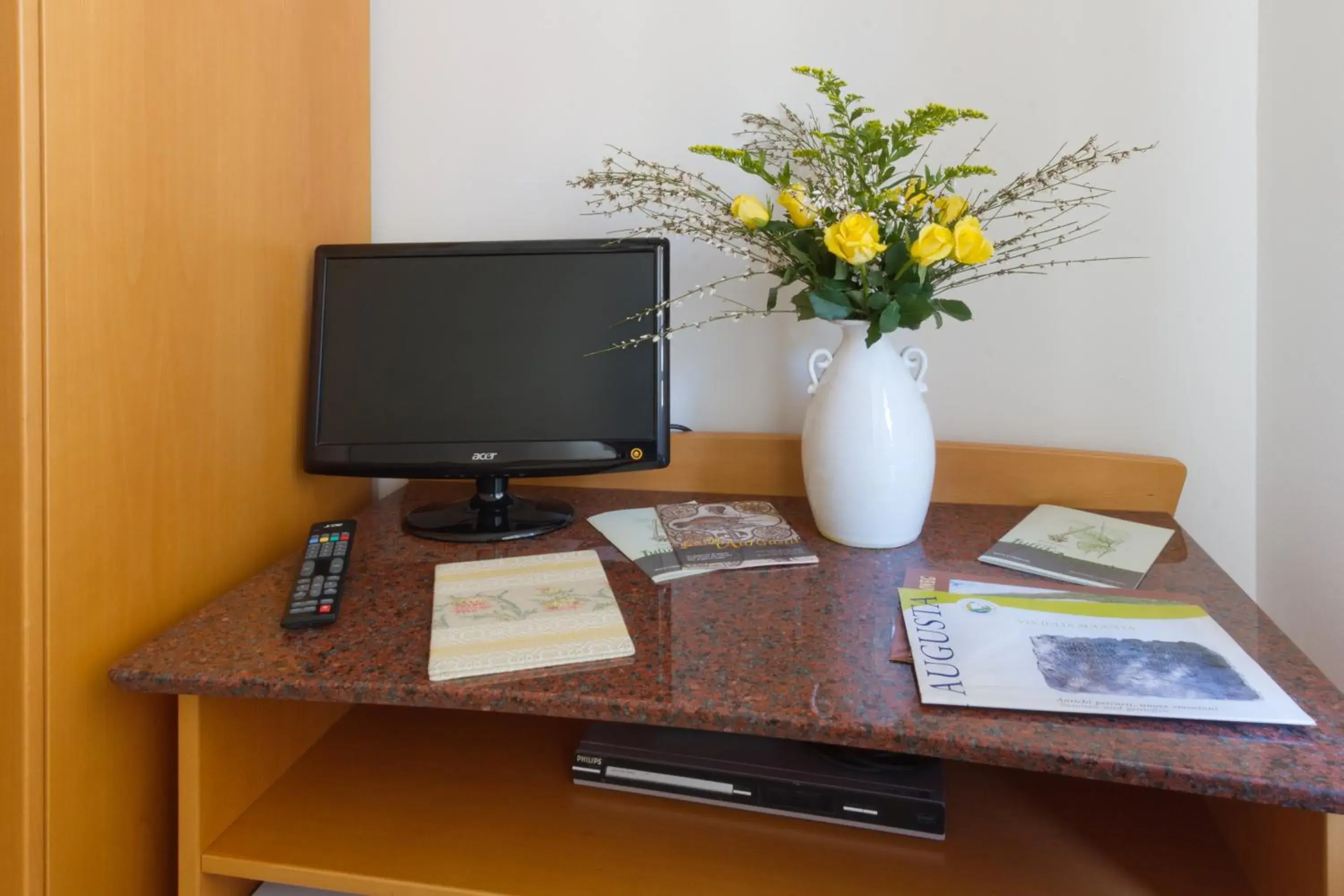 TV and multimedia, TV/Entertainment Center in Albergo Roma