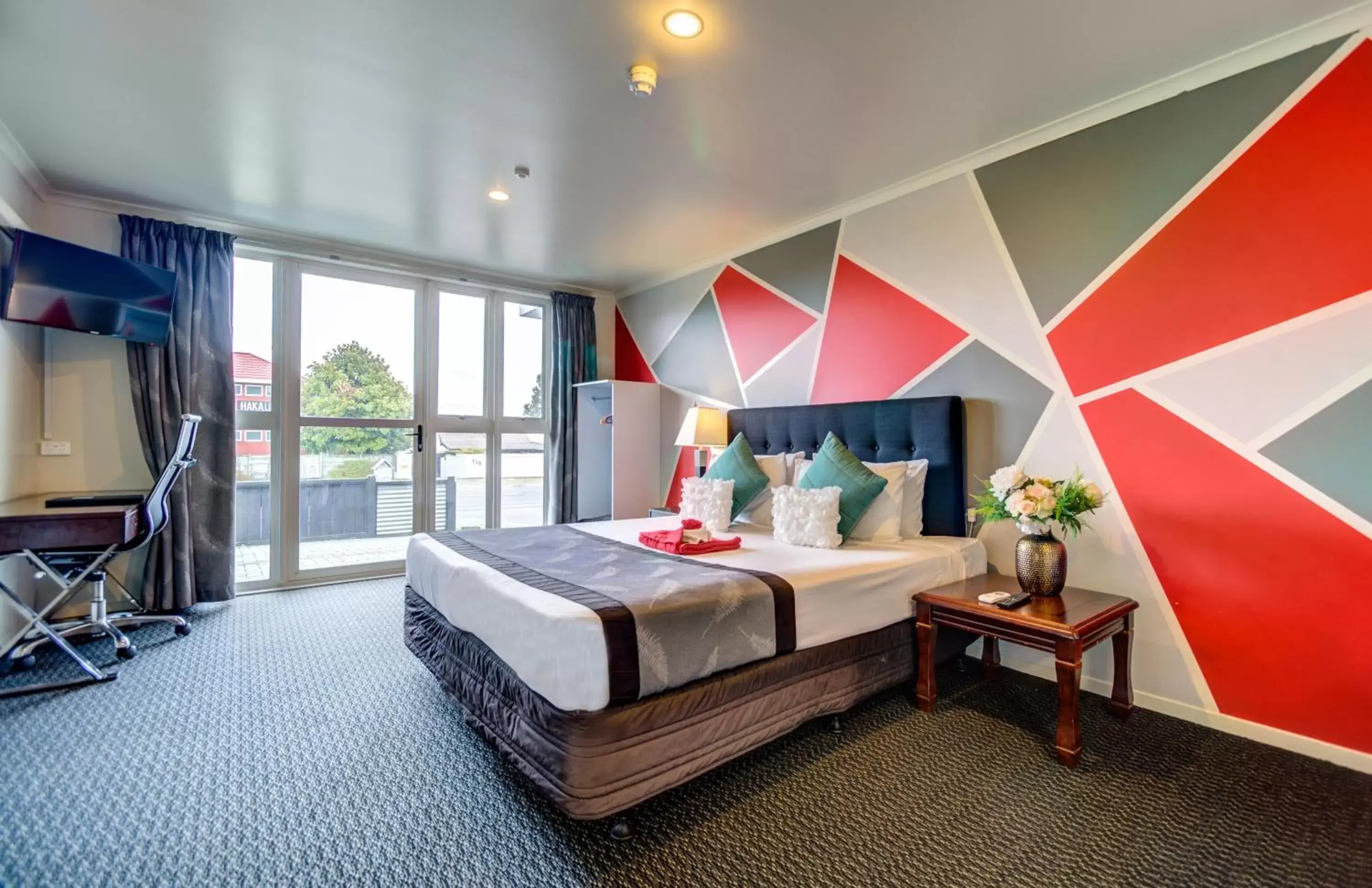 Photo of the whole room, Bed in Silver Fern Lodge