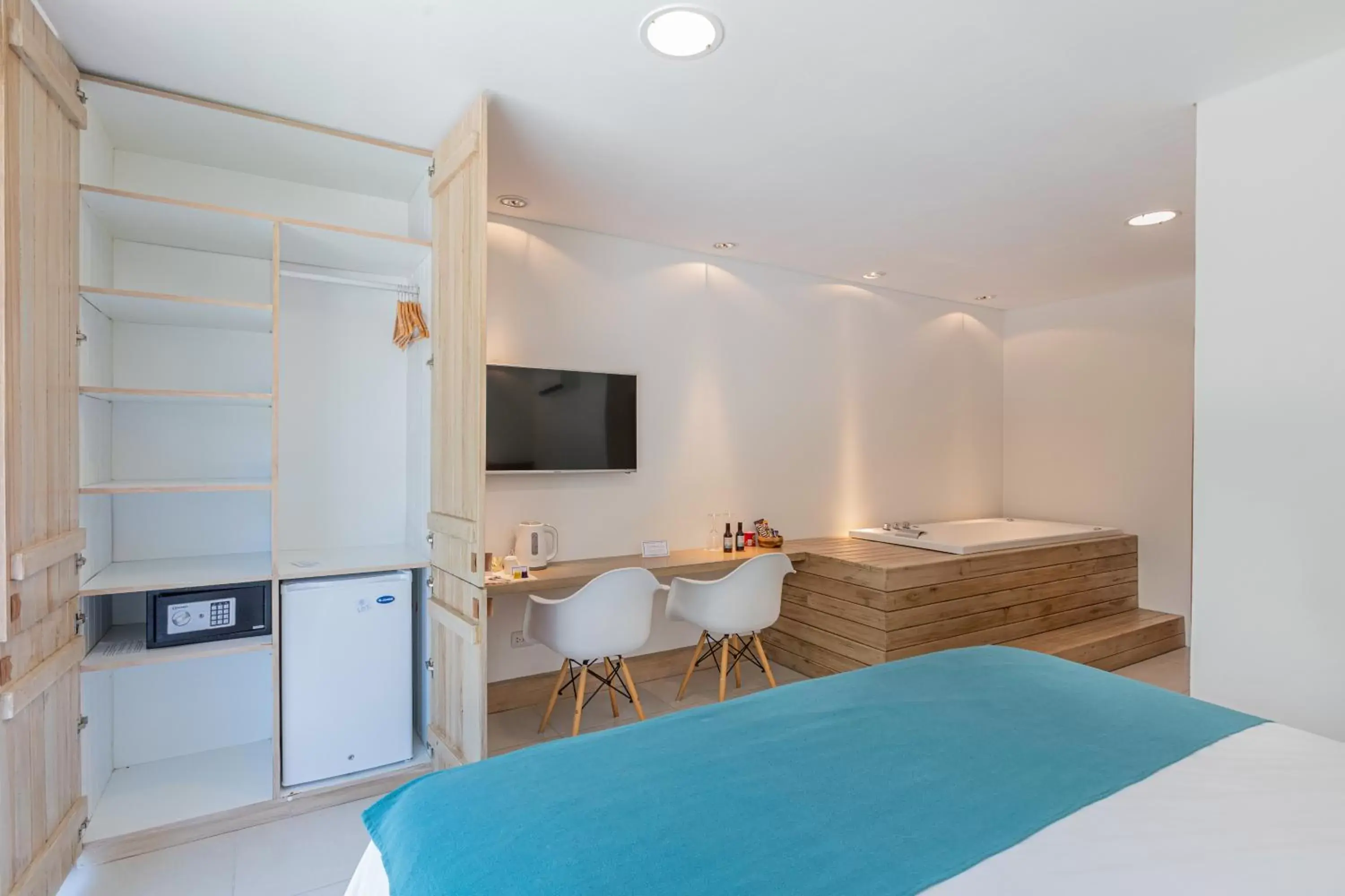 Photo of the whole room, Bed in Live Hotel Boutique (Adults only) Photo of the whole room, Bed in Live Hotel Boutique (Adults only)