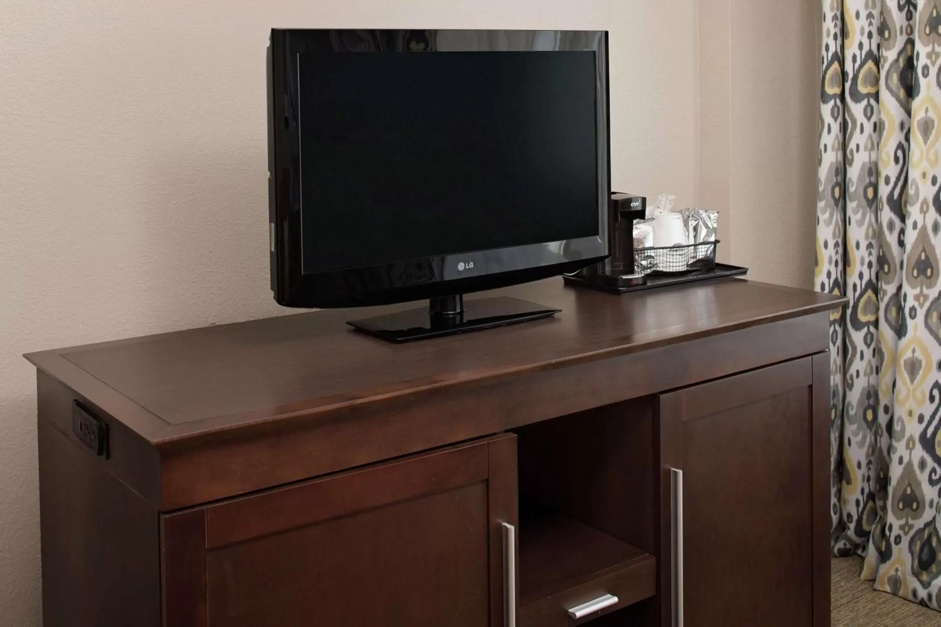 Bedroom, TV/Entertainment Center in Hampton Inn Louisville Downtown