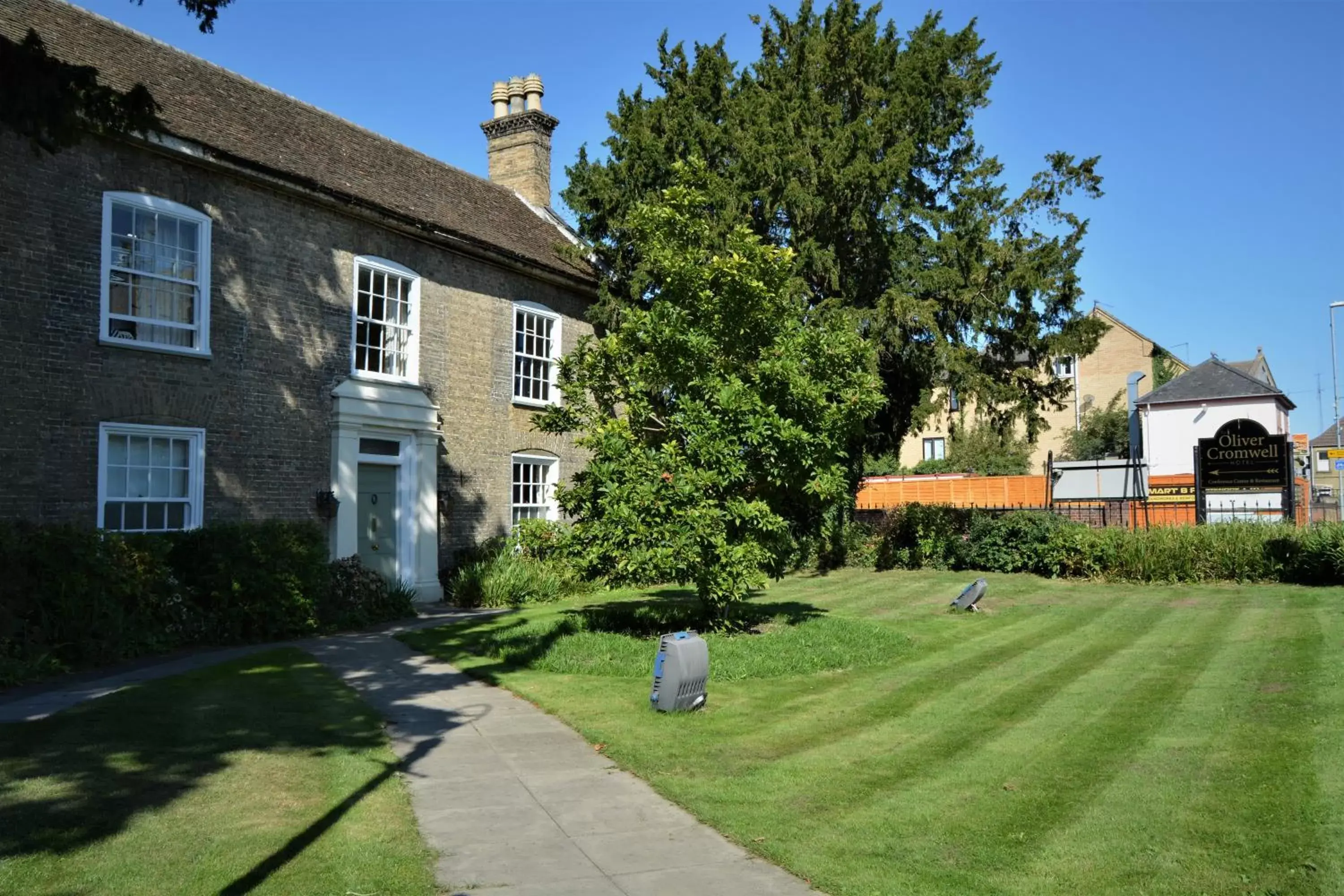 Garden view, Property Building in Oliver Cromwell Hotel