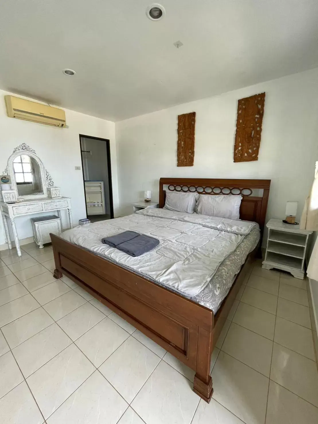 Bedroom, Bed in Cliff Cottage