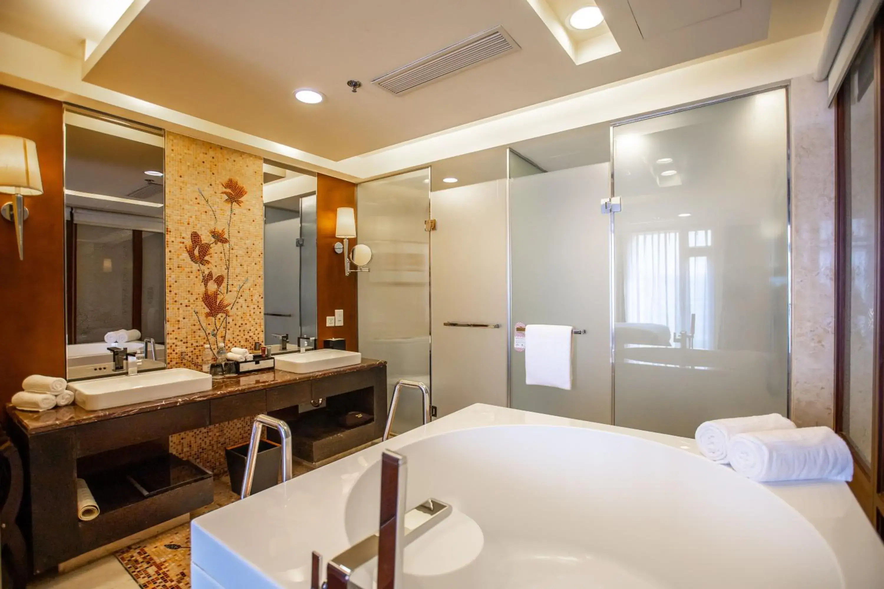 Bath, Bathroom in The Imperial Mansion, Beijing - Marriott Executive Apartments