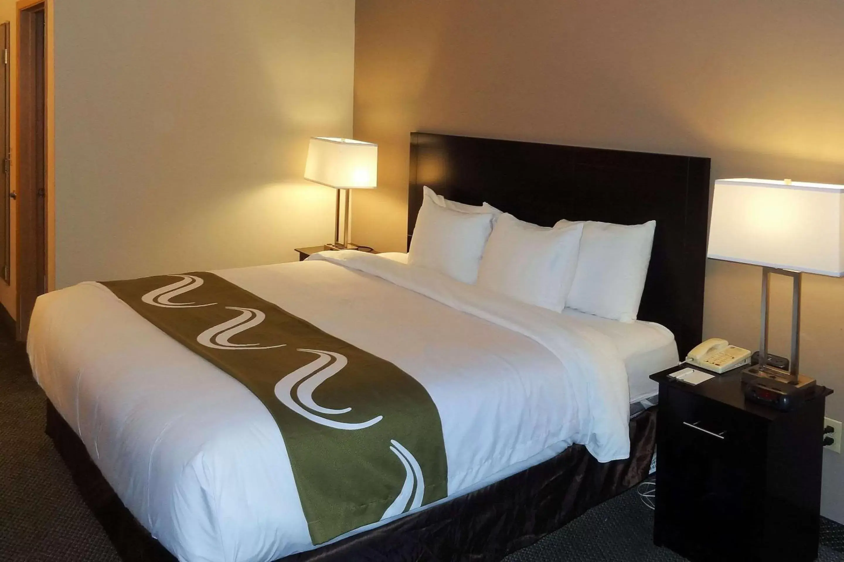 Photo of the whole room, Bed in Quality Inn Tulalip - Marysville