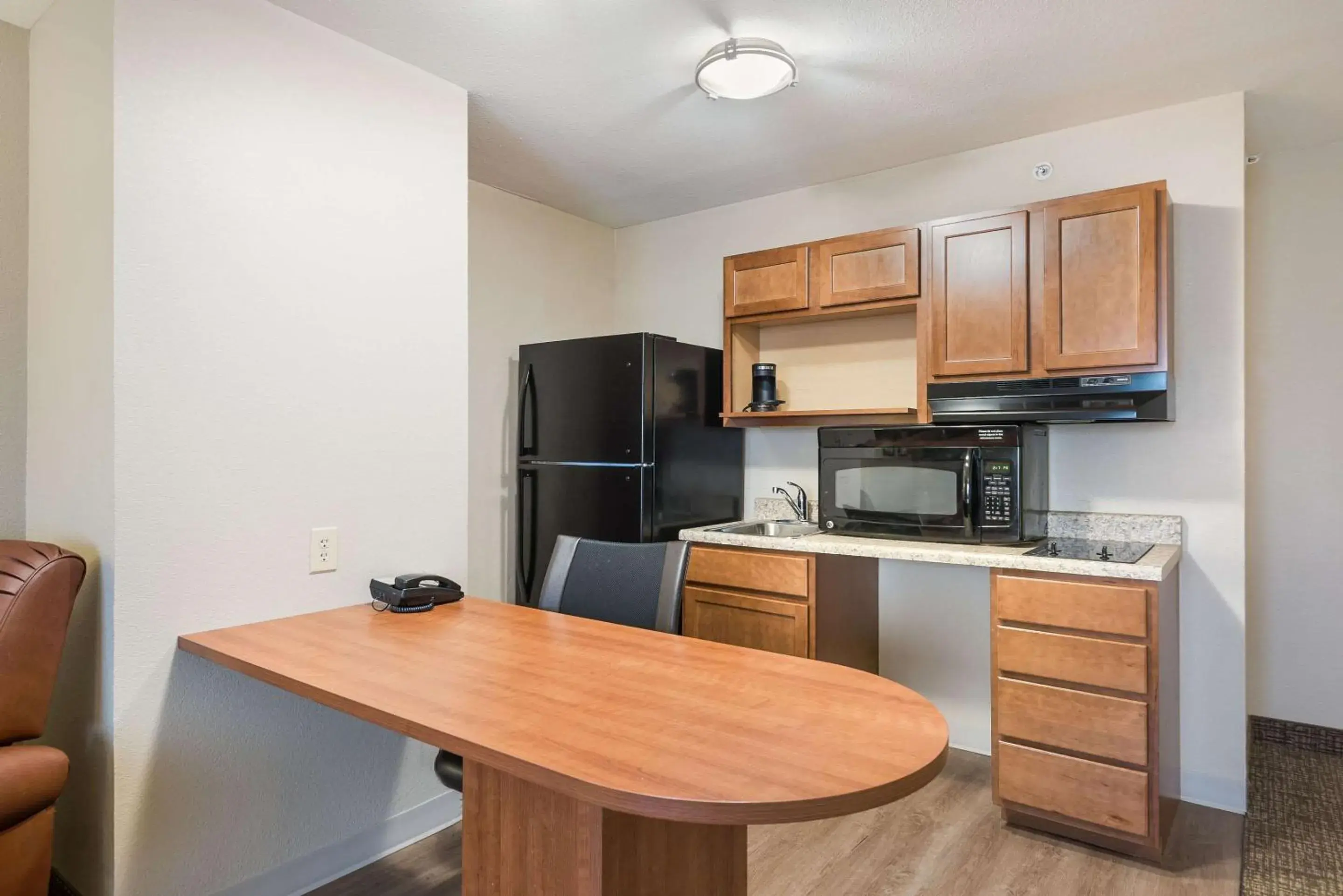 Bedroom, Kitchen/Kitchenette in Suburban Studios Waterloo