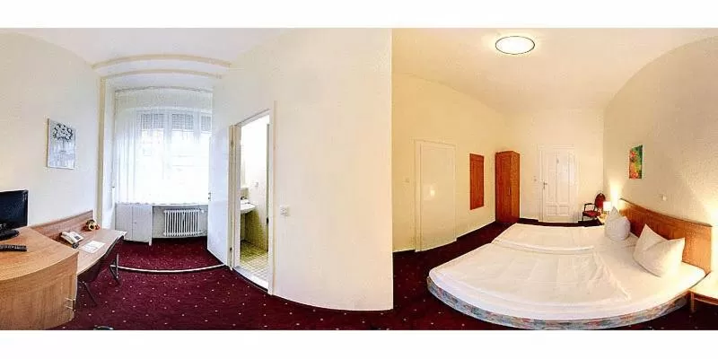 Photo of the whole room, Bed in Hotel Continental