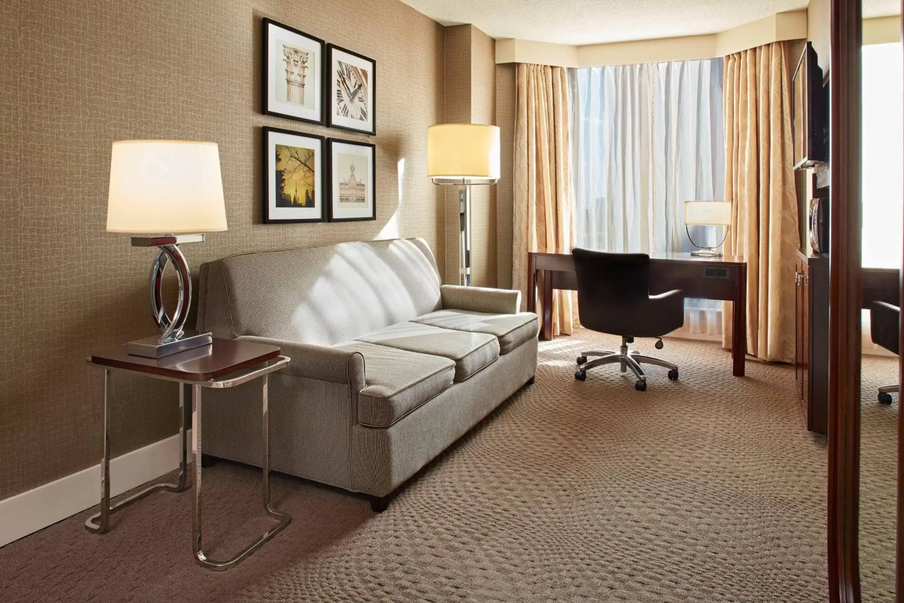 Bedroom, Seating Area in Sheraton Parkway Toronto North Hotel & Suites