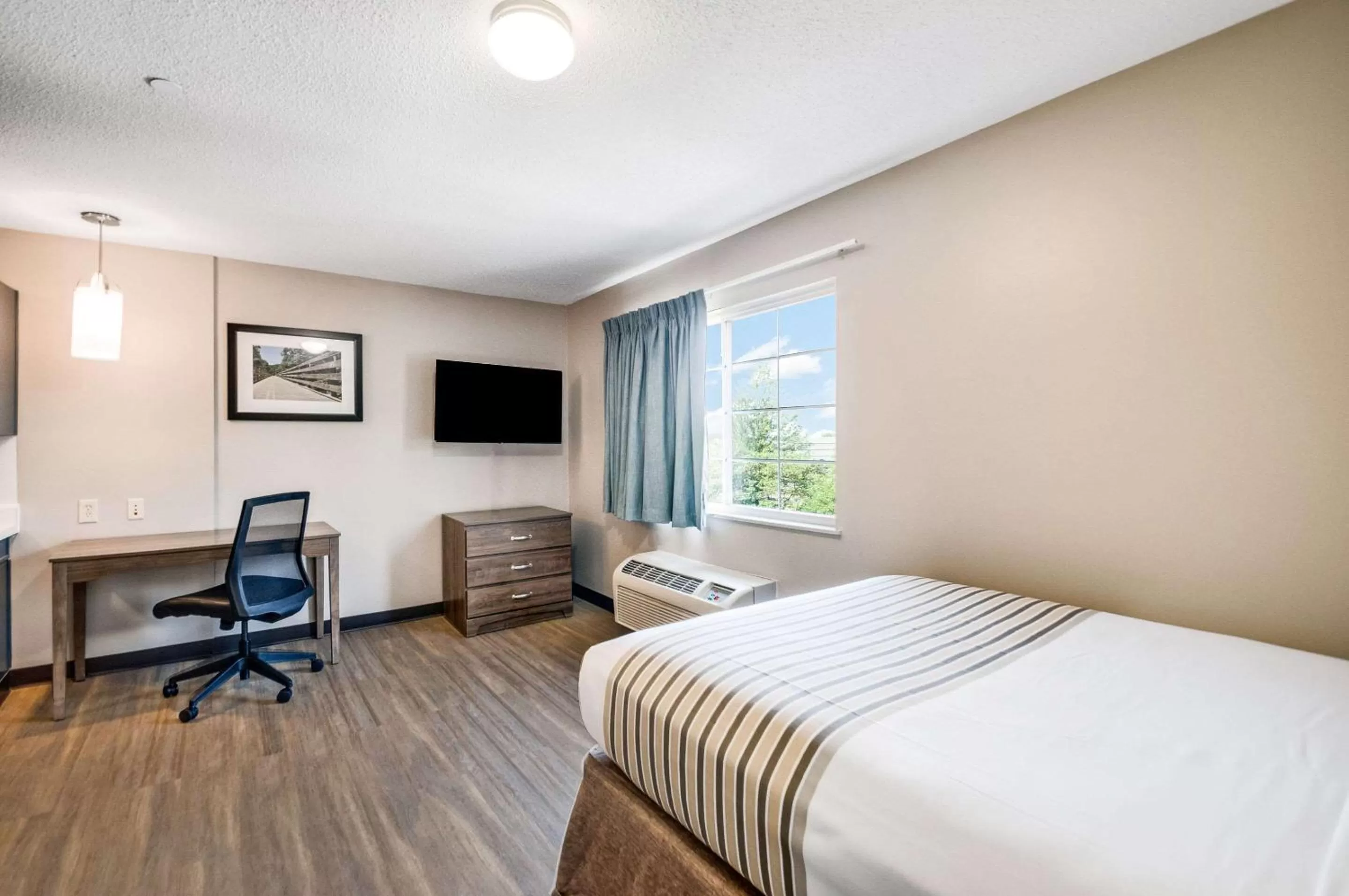 Bed in Suburban Studios Sterling - Washington Dulles