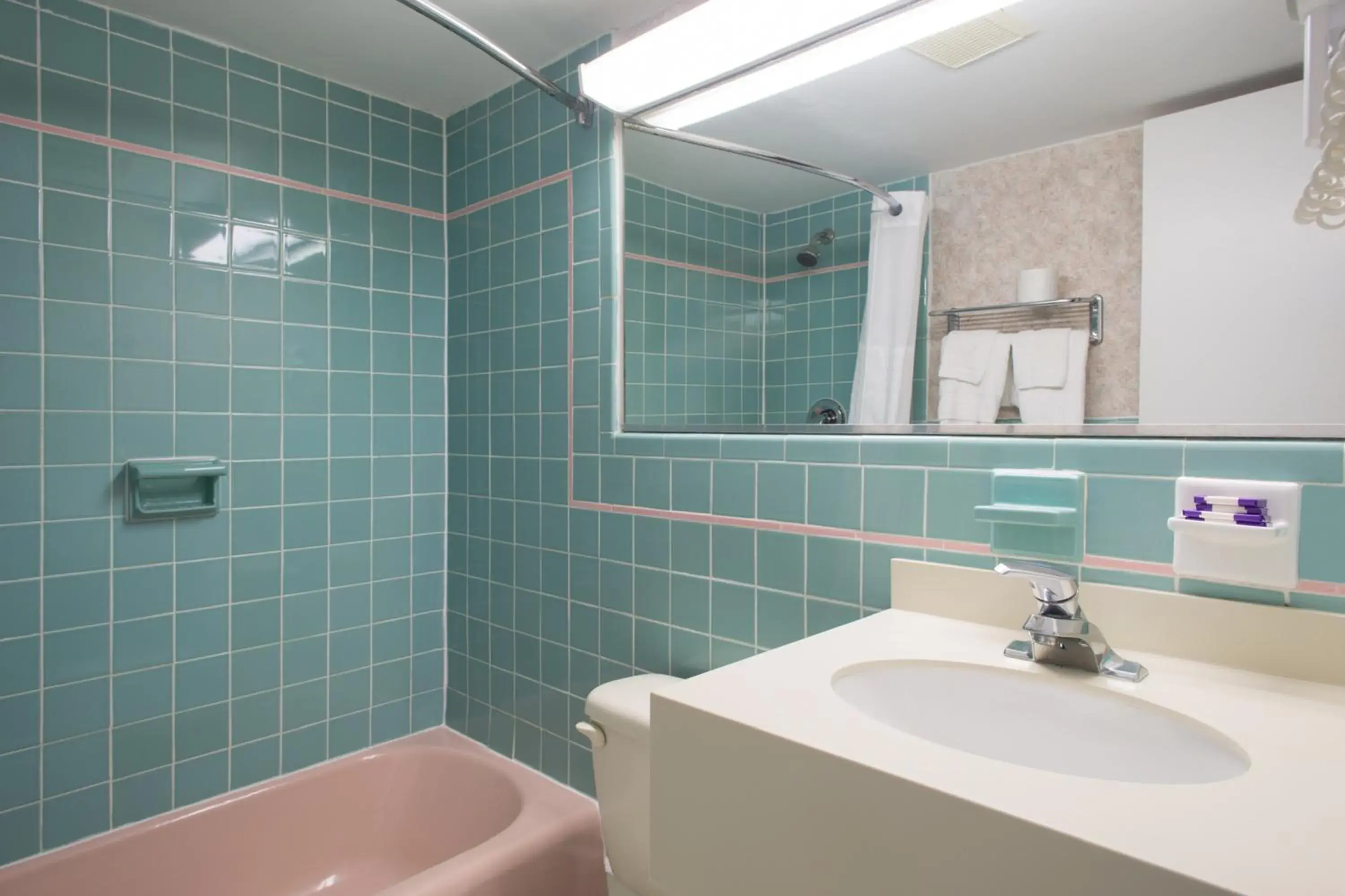 Bathroom in Atlantic Motor Inn Near Boardwalk