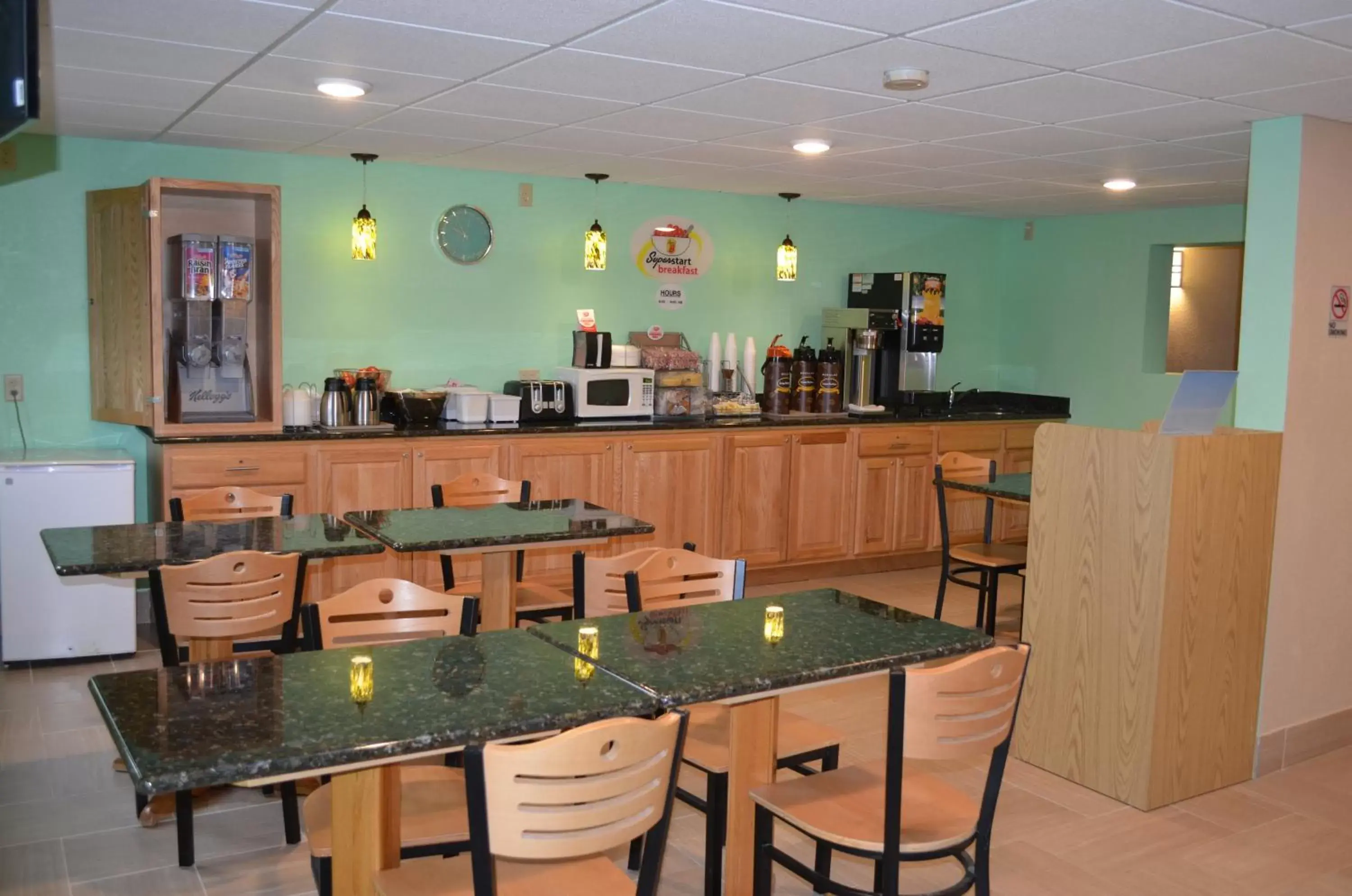 Breakfast, Restaurant/Places to Eat in Super 8 by Wyndham Devils Lake