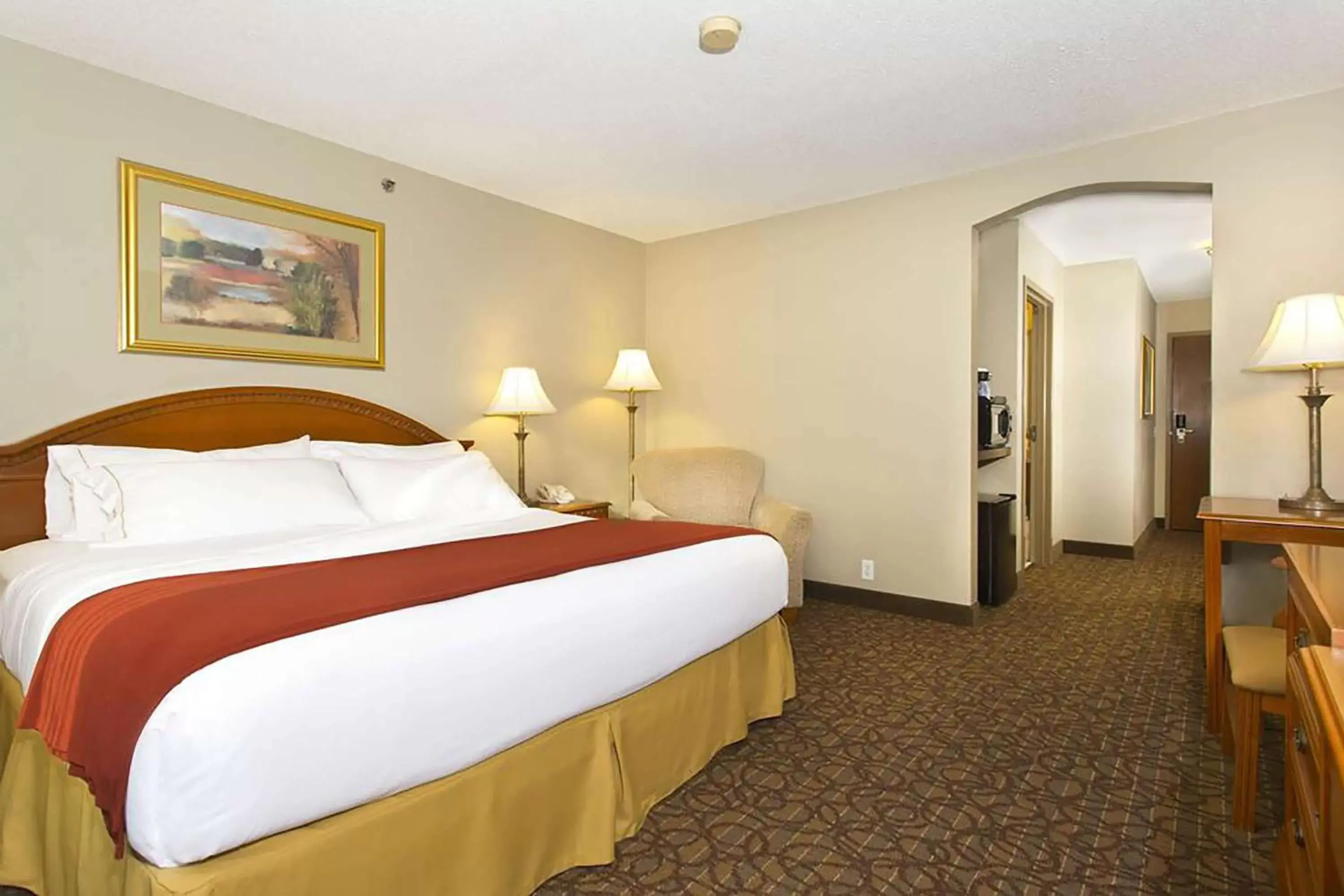 Photo of the whole room, Bed in Days Inn & Suites by Wyndham La Crosse-Onalaska