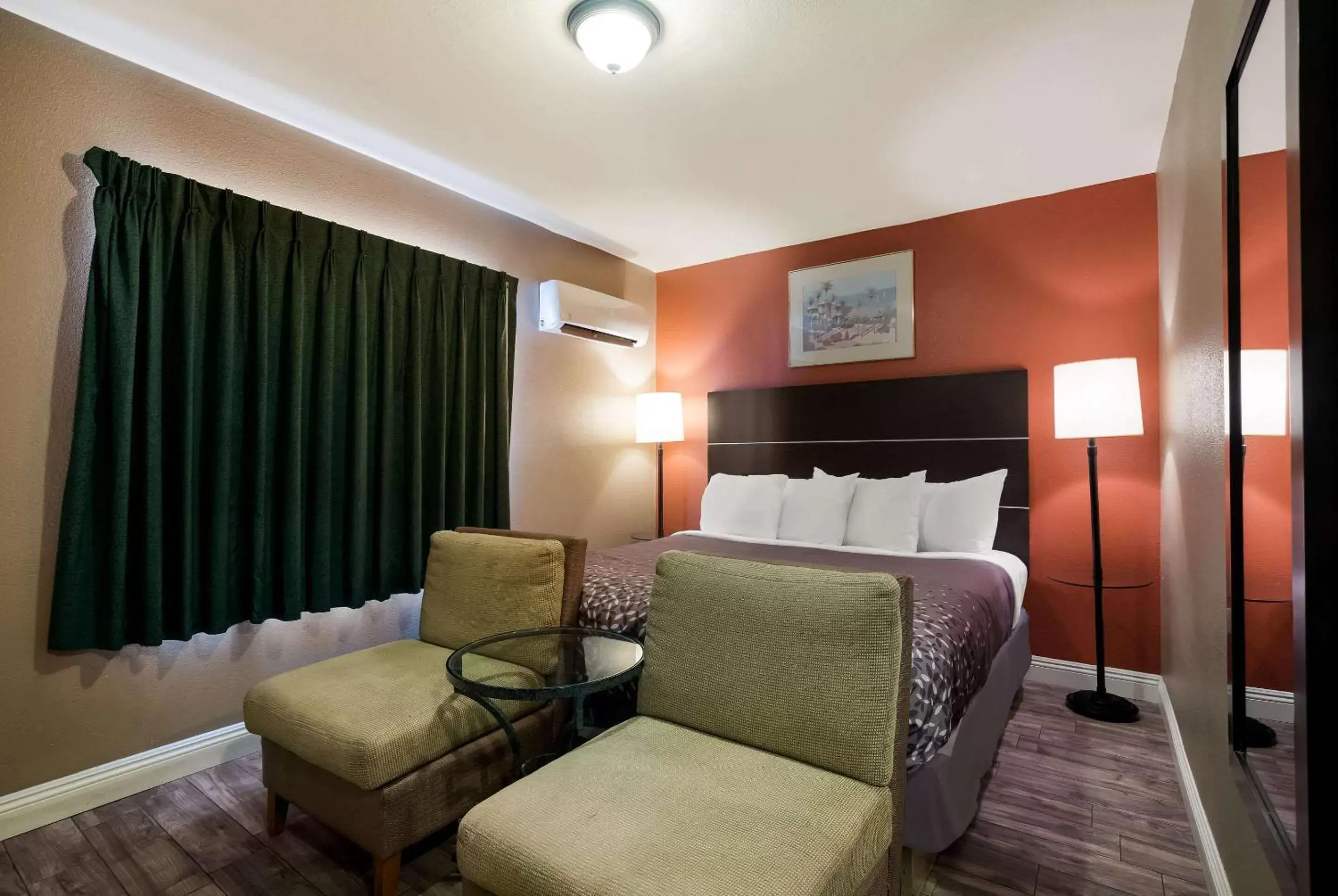 Bed in Rodeway Inn near Coachella Bed in Rodeway Inn near Coachella