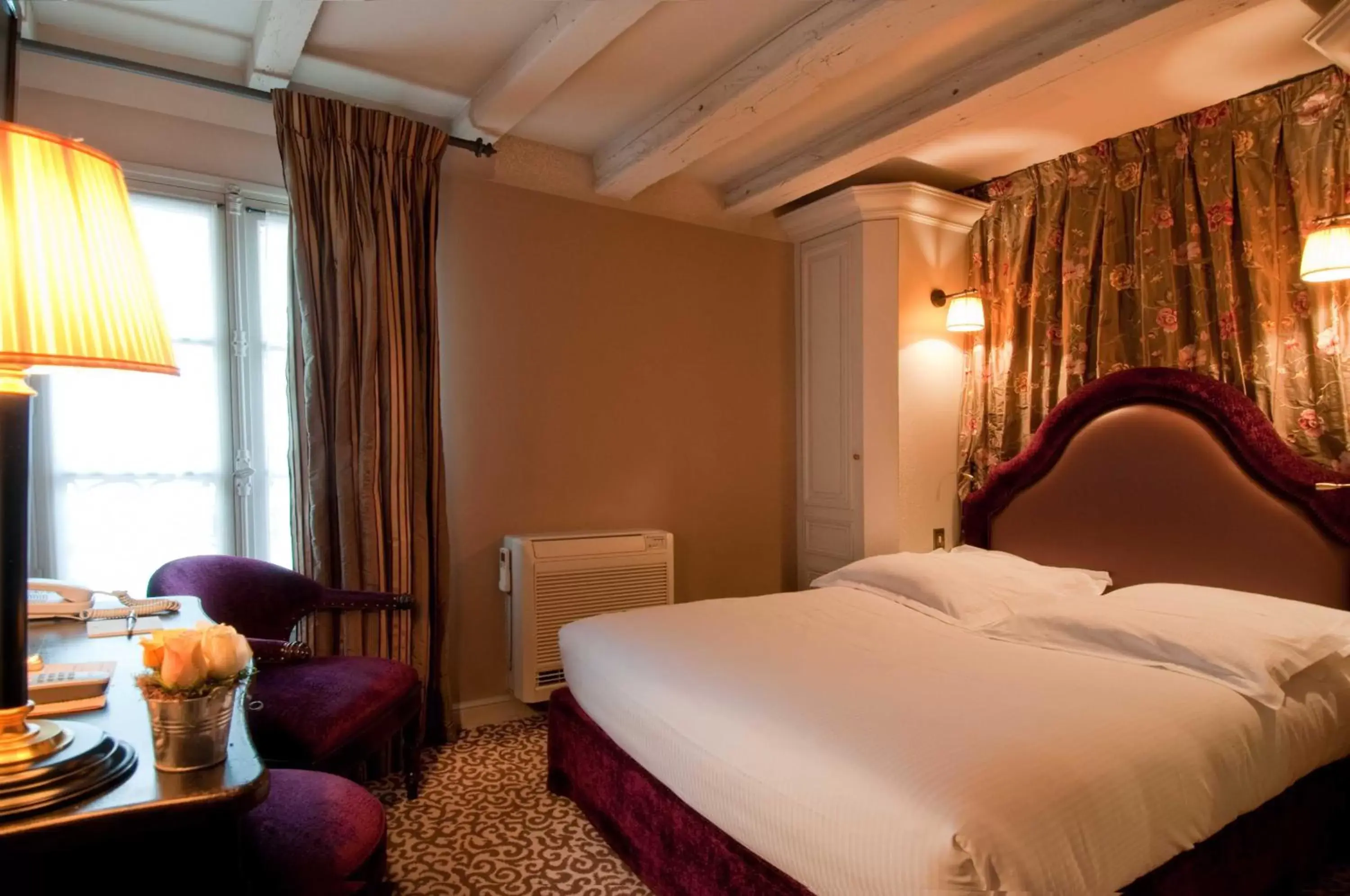 Bed in Hotel Odeon Saint Germain