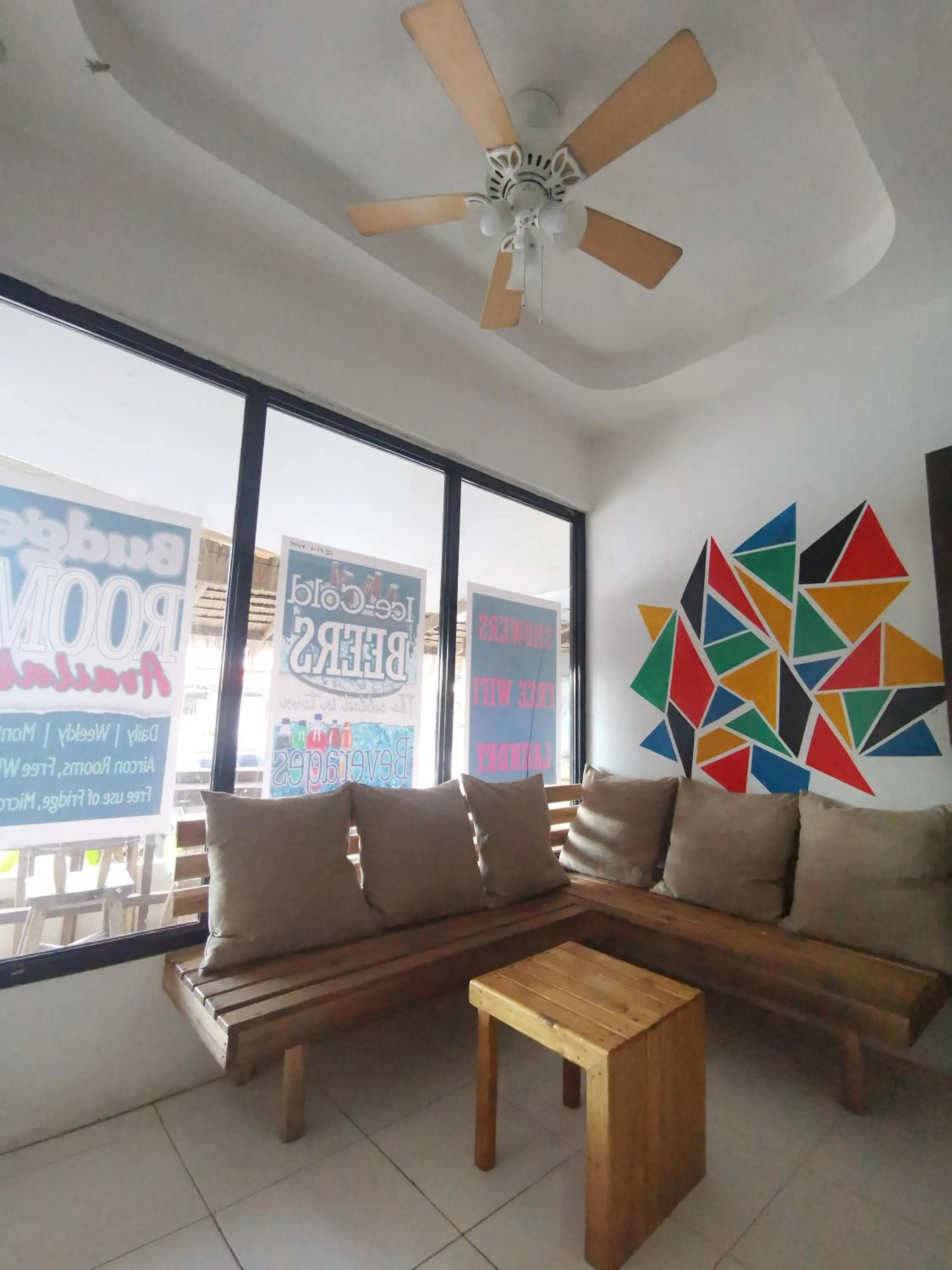 Communal lounge/ TV room in One Hostel - El Nido