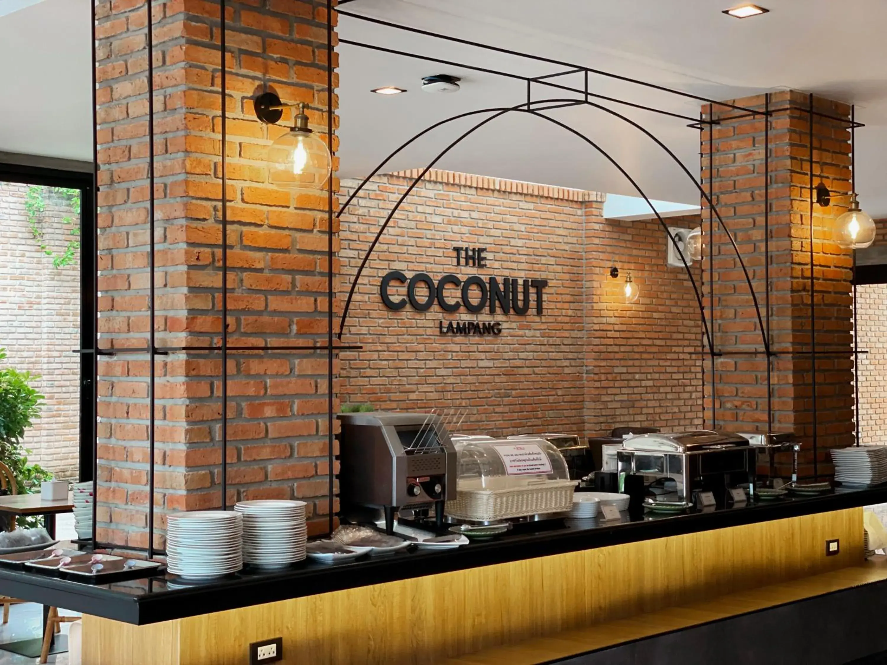 Restaurant/Places to Eat in The Coconut Hotel