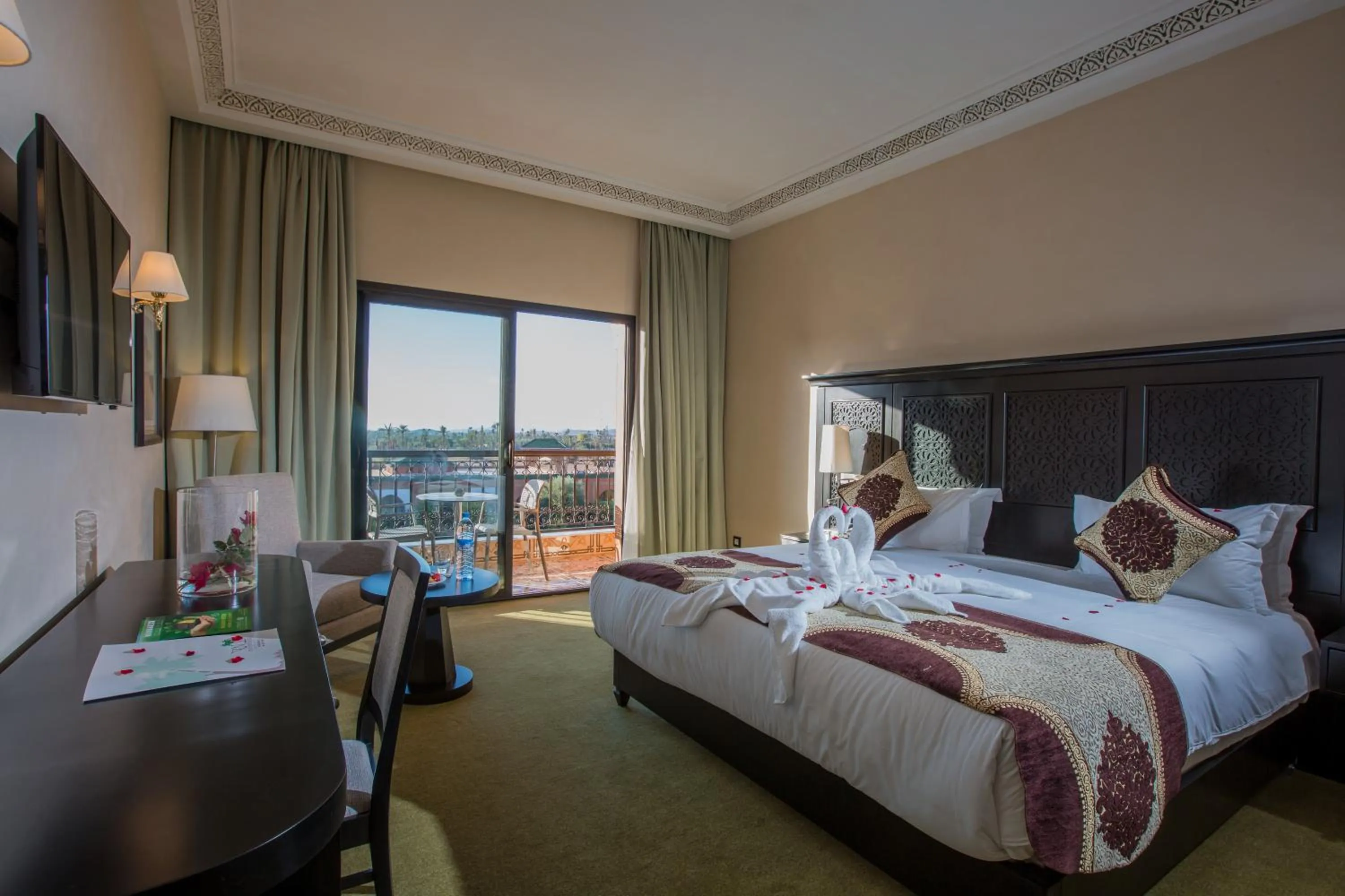 Pool view, Bed in Ennakhil Marrakech Hotel & SPA