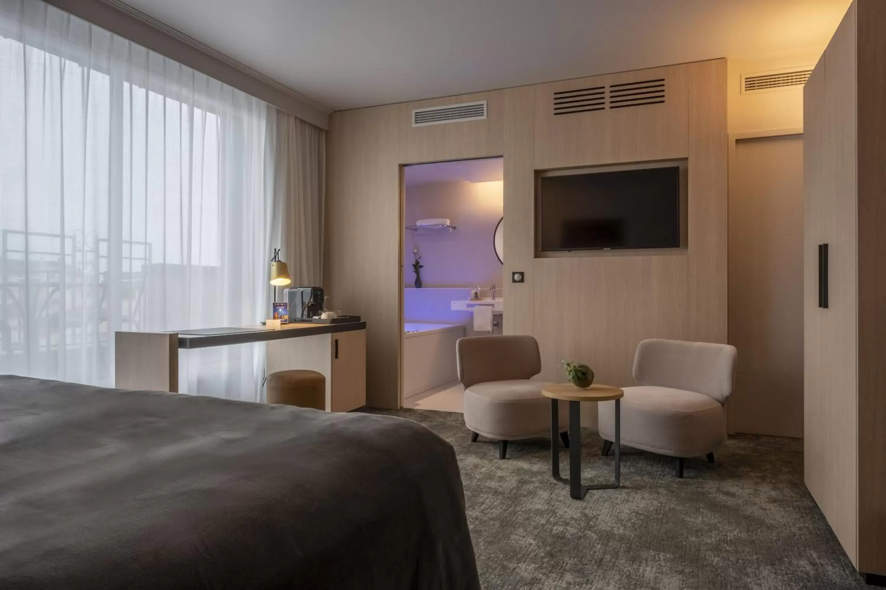 Bedroom, TV/Entertainment Center in Best Western Premier Masqhotel