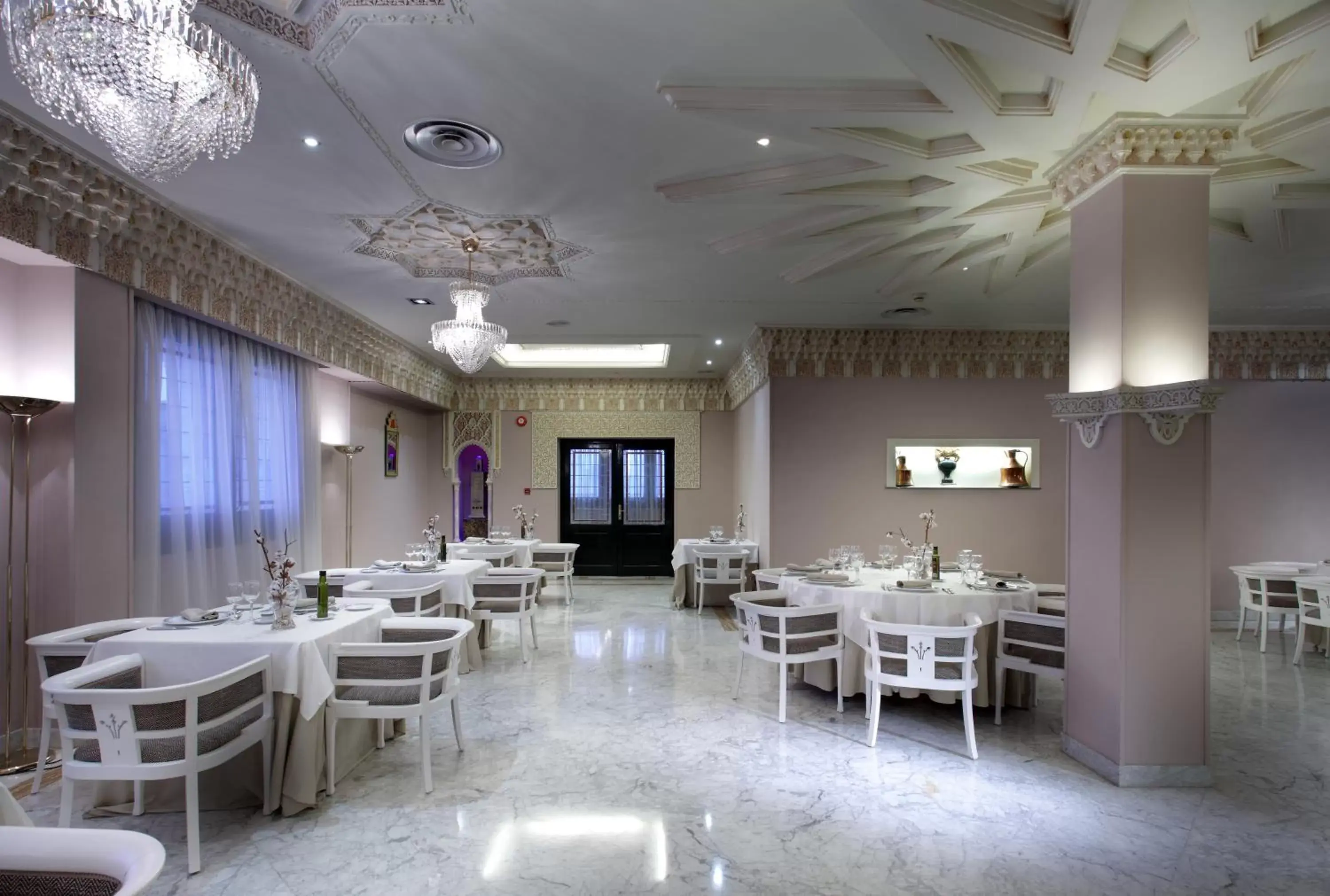 Restaurant/Places to Eat in Hotel Abades Benacazon