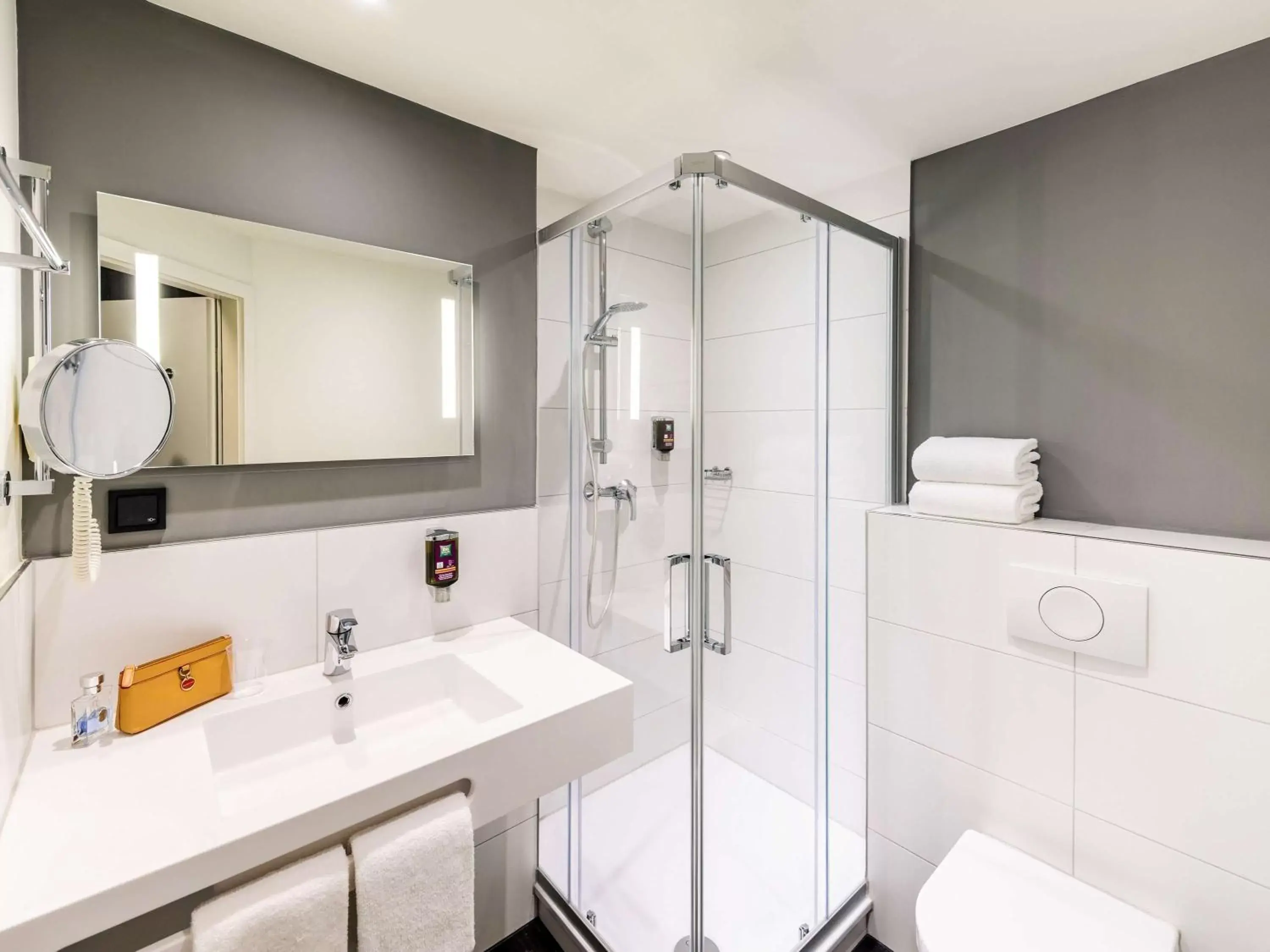 Photo of the whole room, Bathroom in ibis Styles Halle