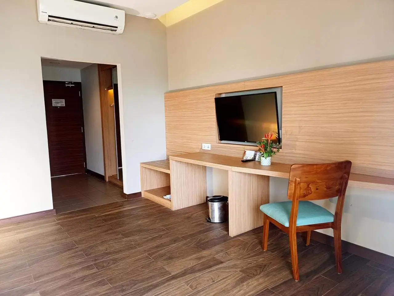 Communal lounge/ TV room, TV/Entertainment Center in Mercure Manado Tateli Resort and Convention