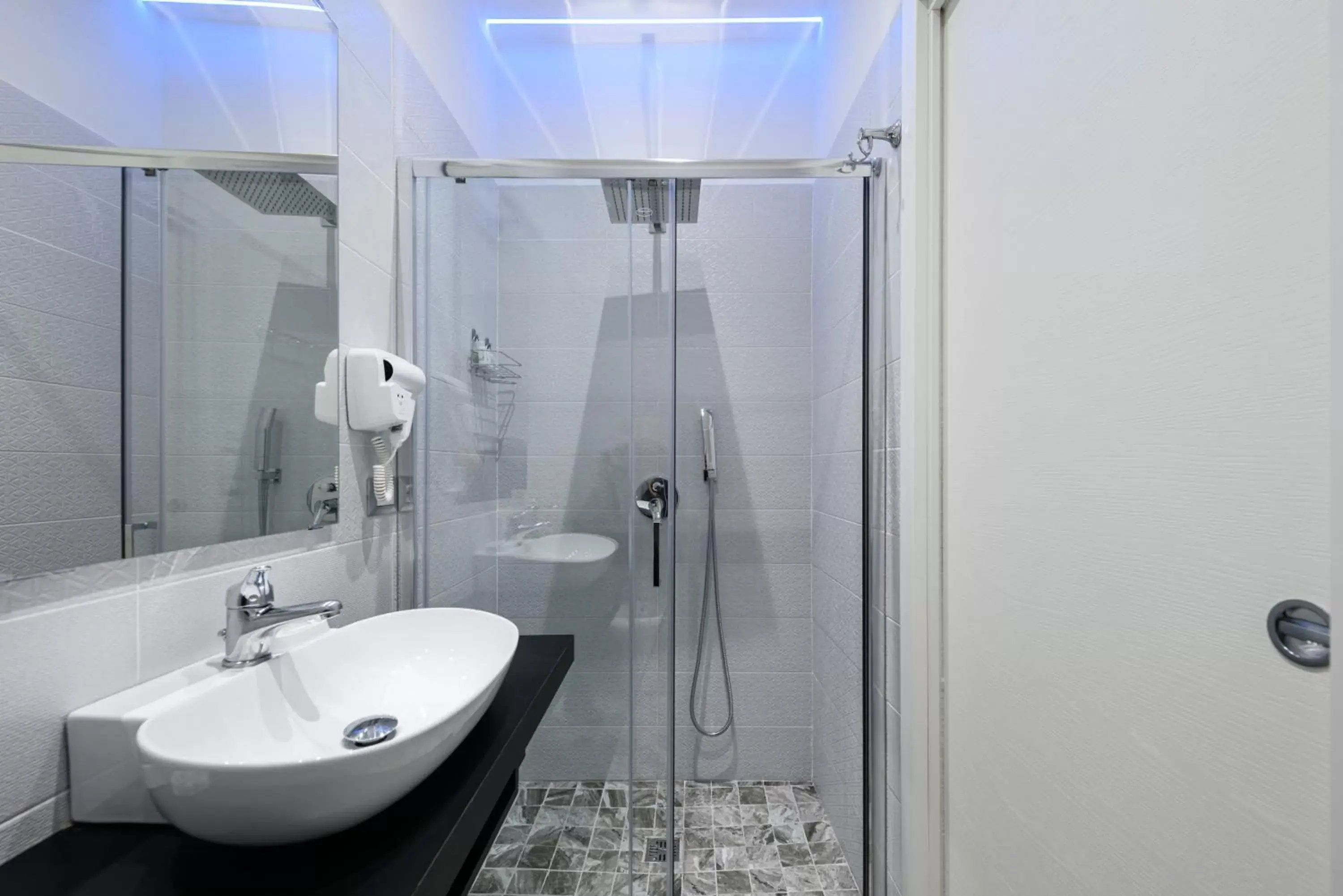 Shower, Bathroom in Elite del Centro Storico