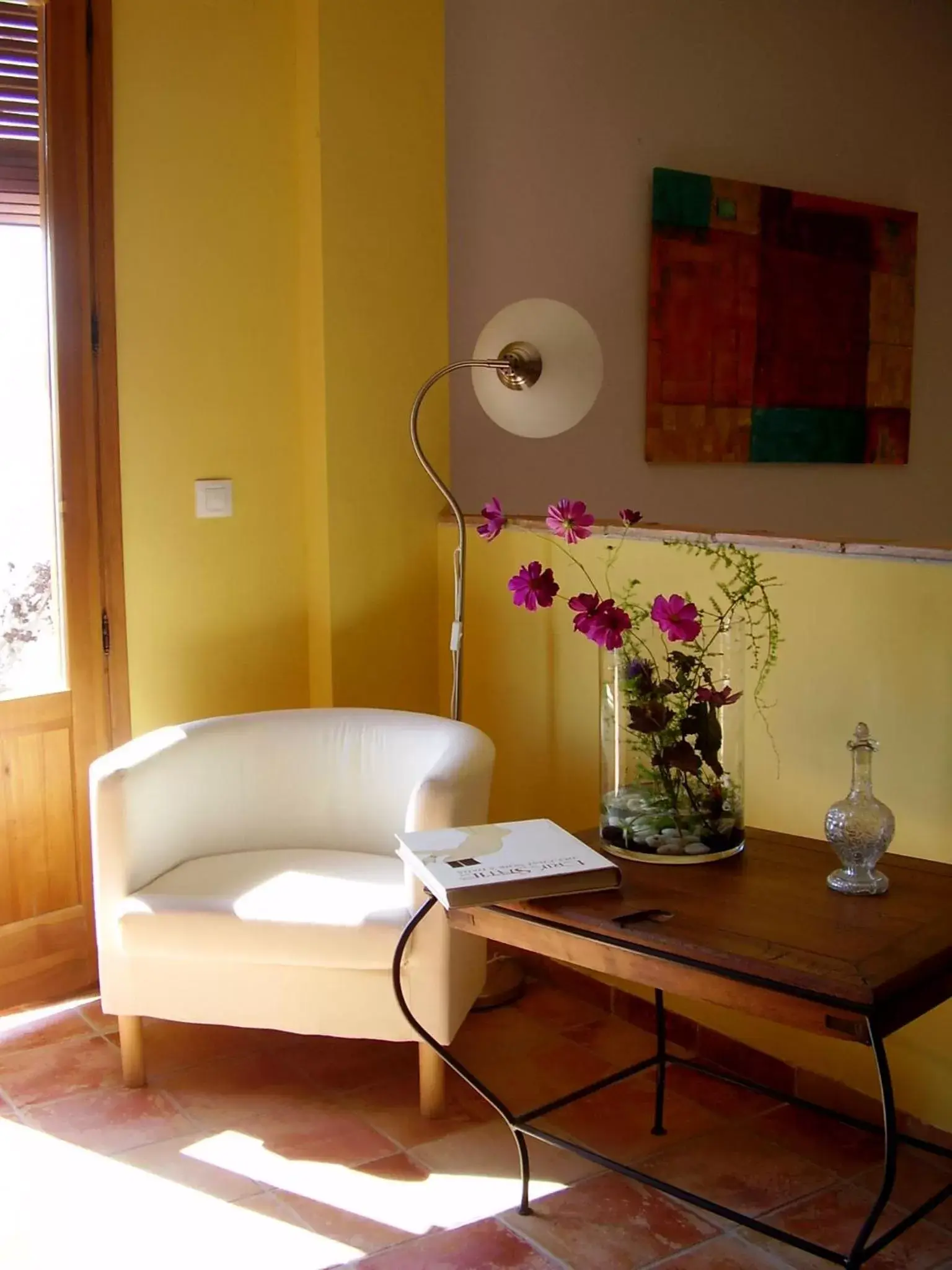 Communal lounge/ TV room, Bathroom in Sharíqua
