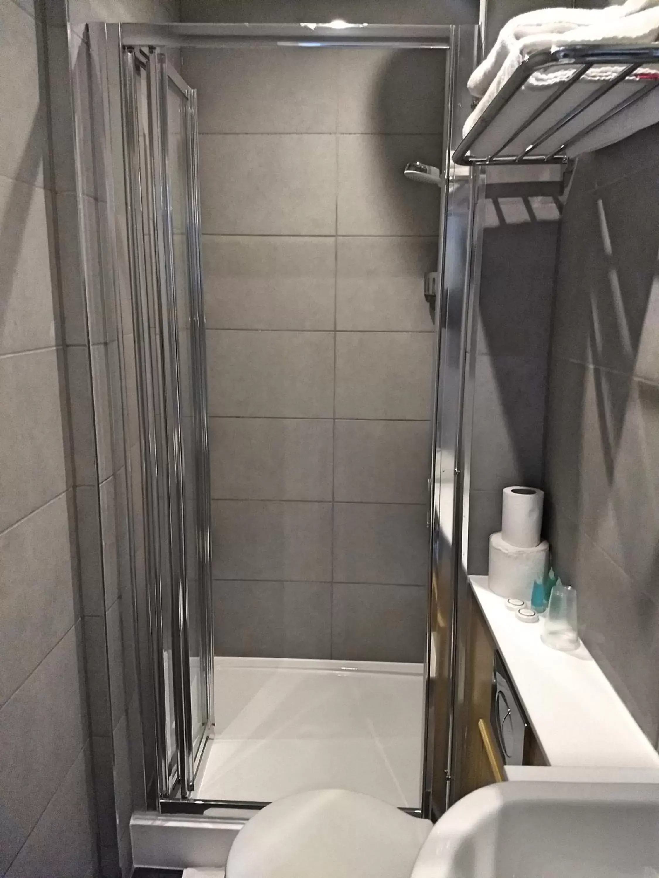 Shower, Bathroom in Garden Court Hotel
