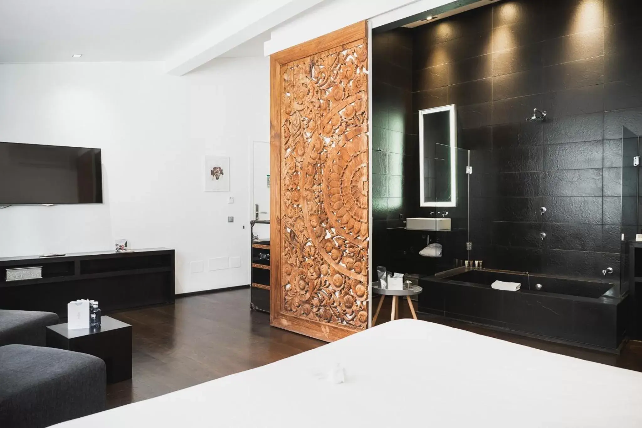 Bathroom, TV/Entertainment Center in Purohotel Palma