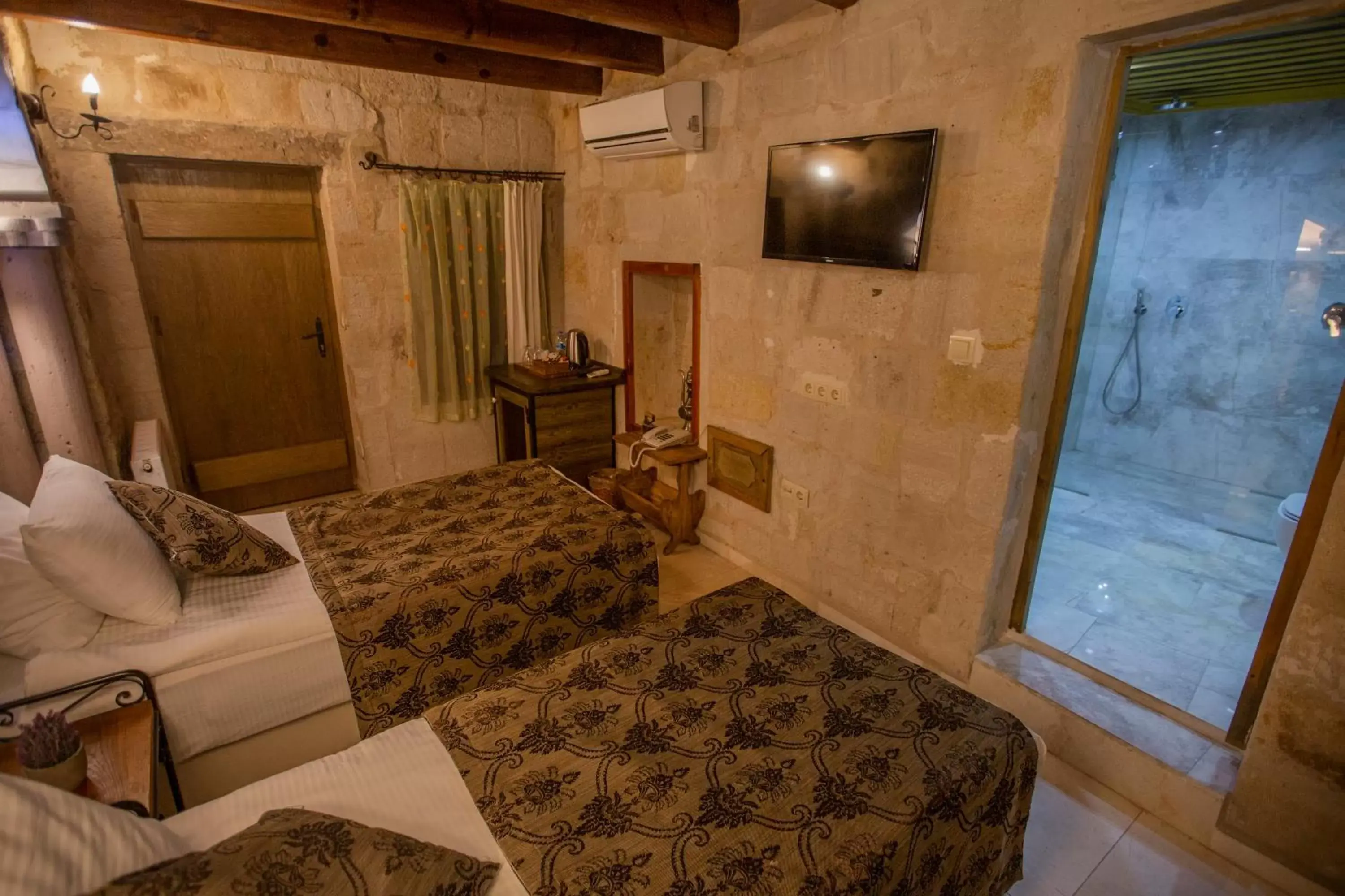 Bed in Divan Cave House