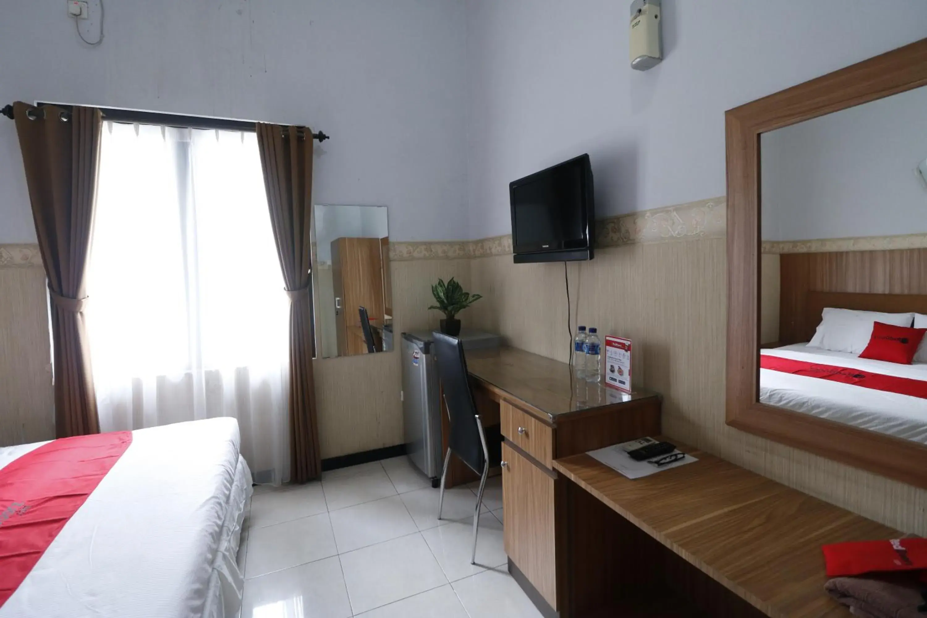 Bedroom, TV/Entertainment Center in RedDoorz Plus near Undip Tembalang